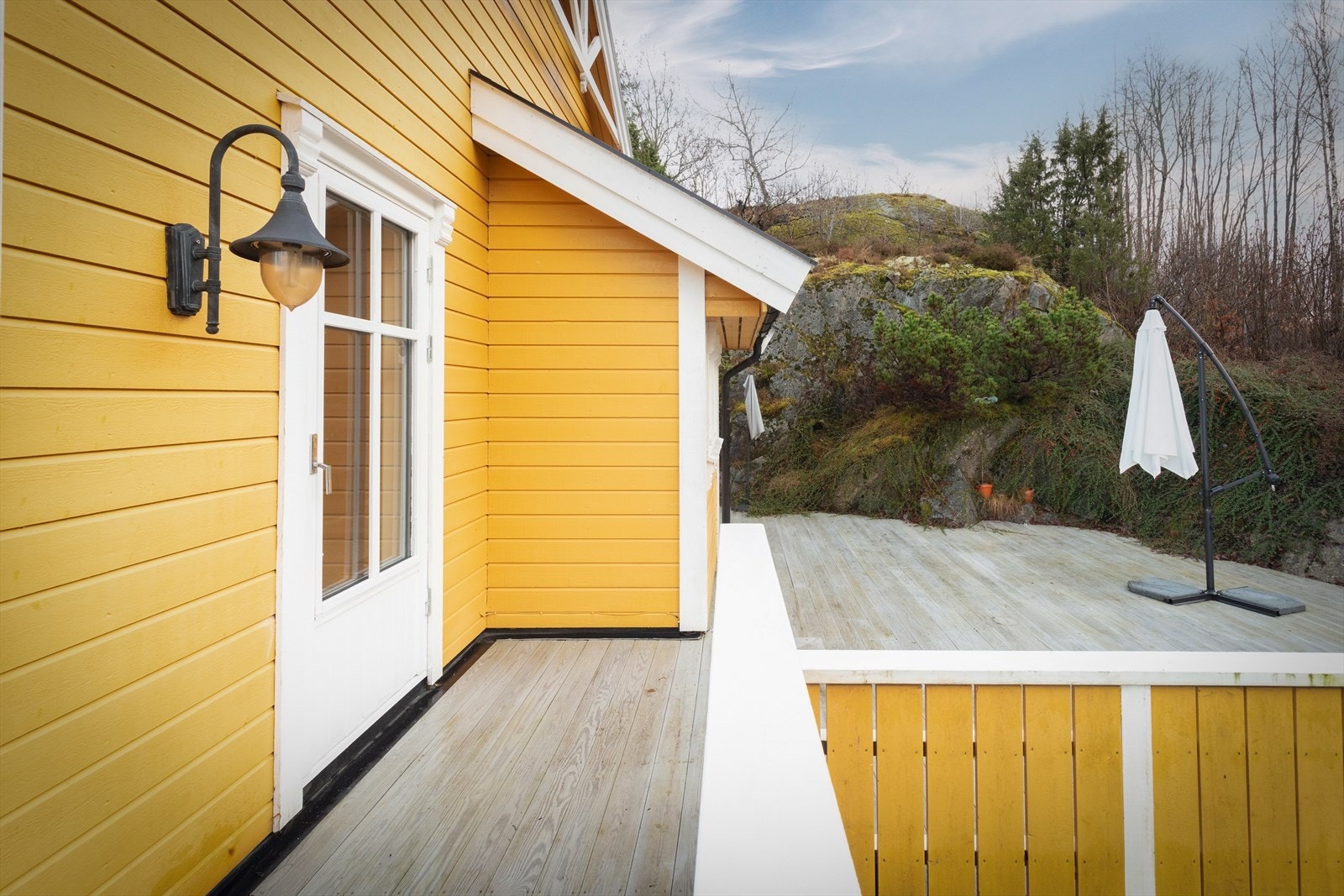 Fra terrassen er det utgang til hagen. Galleribilde