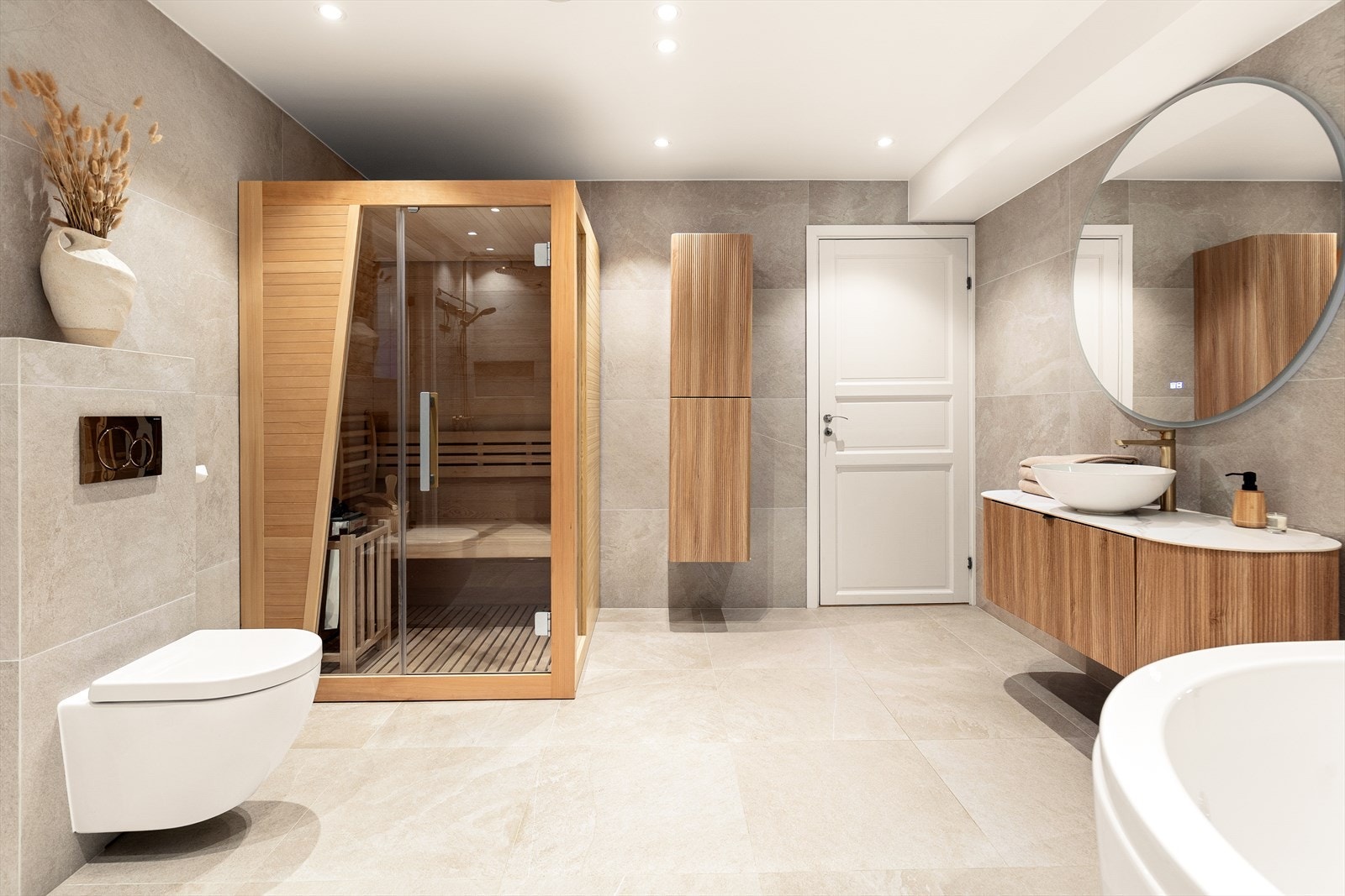 Badet i sokkeletasjen ble pusset opp i 2024 og er en privat velværeavdeling. Galleribilde