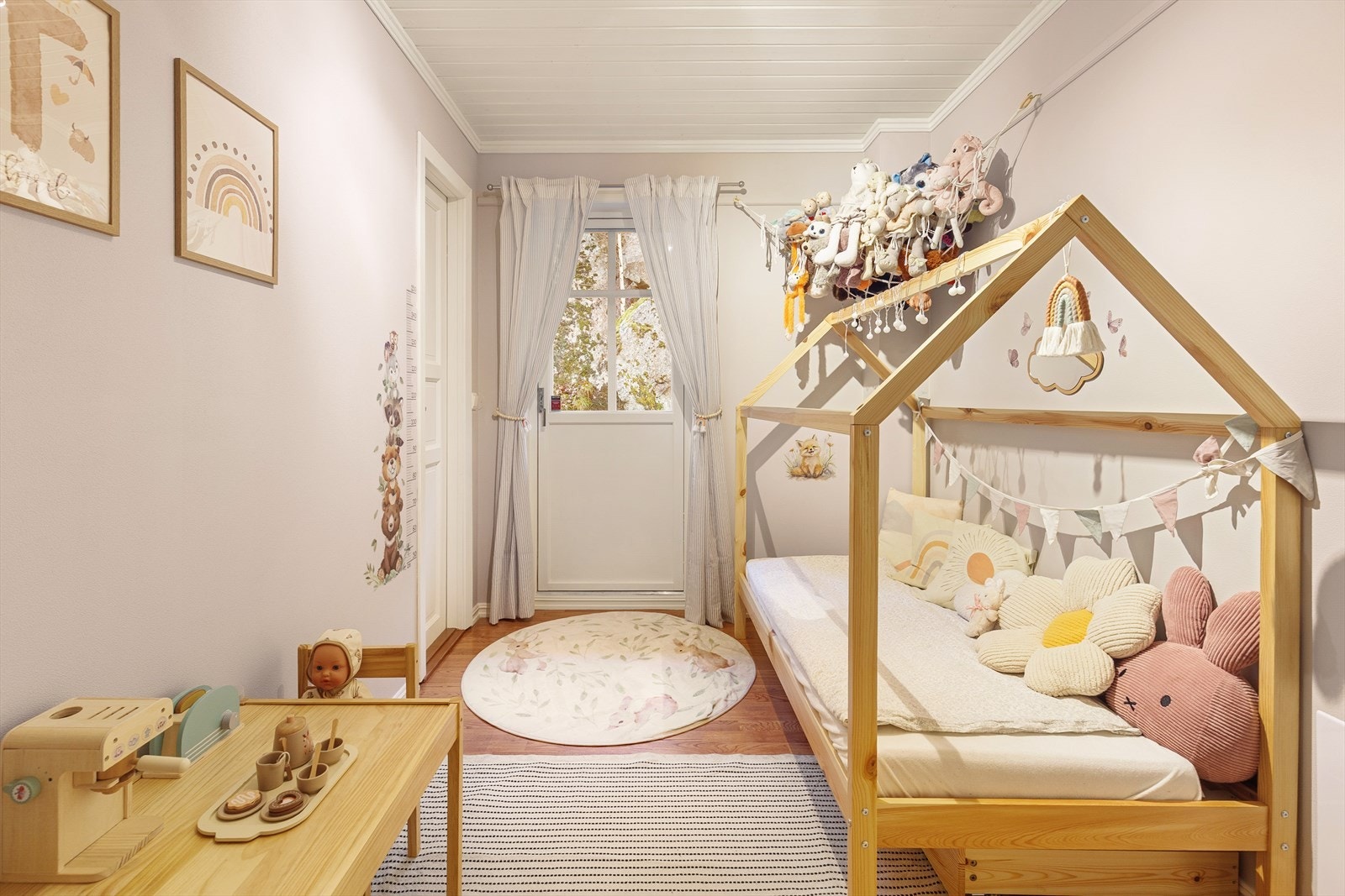 Hovedsoverommet i første etasje har praktisk utgang til hagen på baksiden av huset. Galleribilde