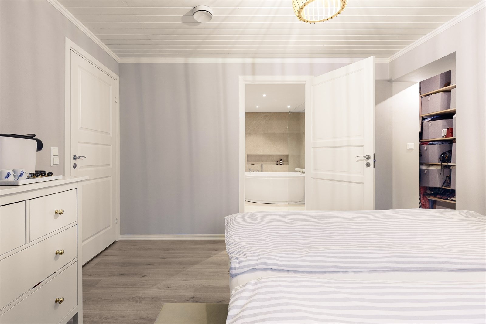 Fra dette soverommet er det enkel tilgang til velværebadet. Galleribilde