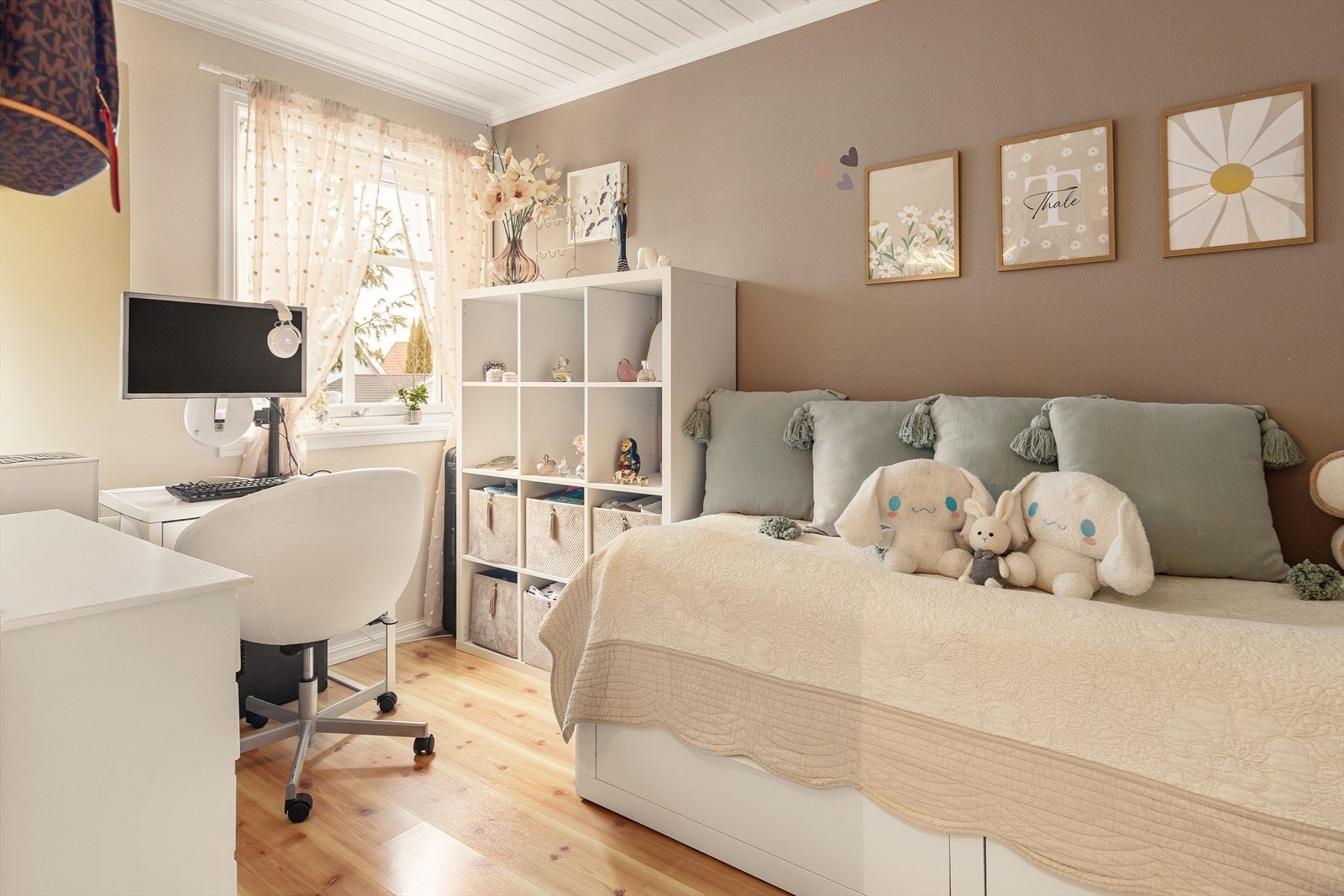 Rommet har plass til både seng og en egen arbeidspult. Galleribilde