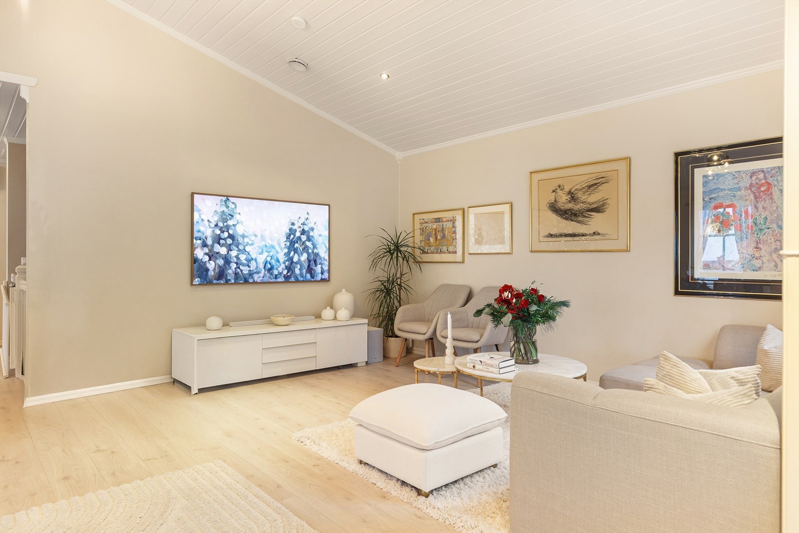 Gjennomgående laminatgulv i etasjens oppholdsrom og soverom. Galleribilde