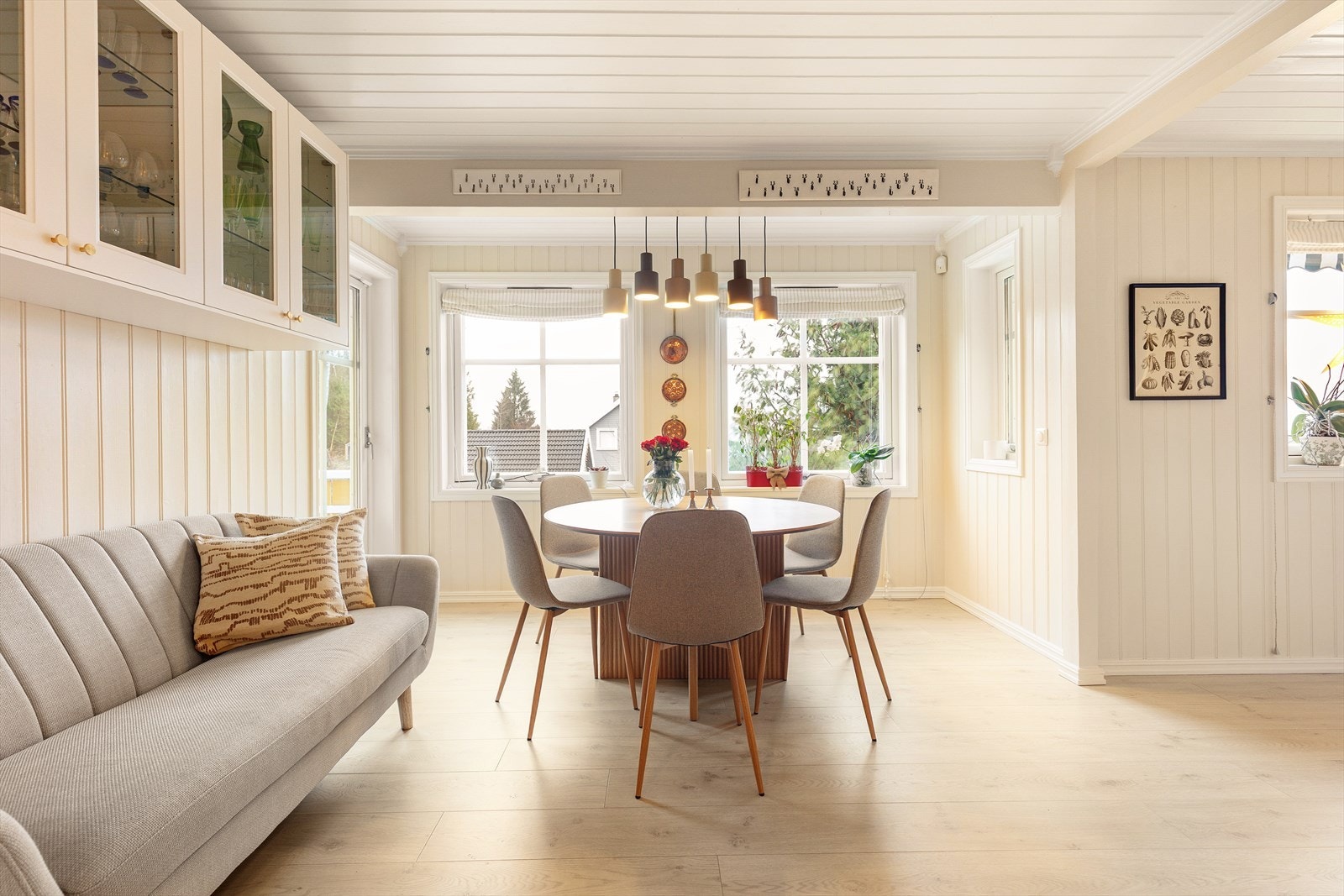 Den sosiale sonen har god plass til både spisebord og sofagruppe. Galleribilde