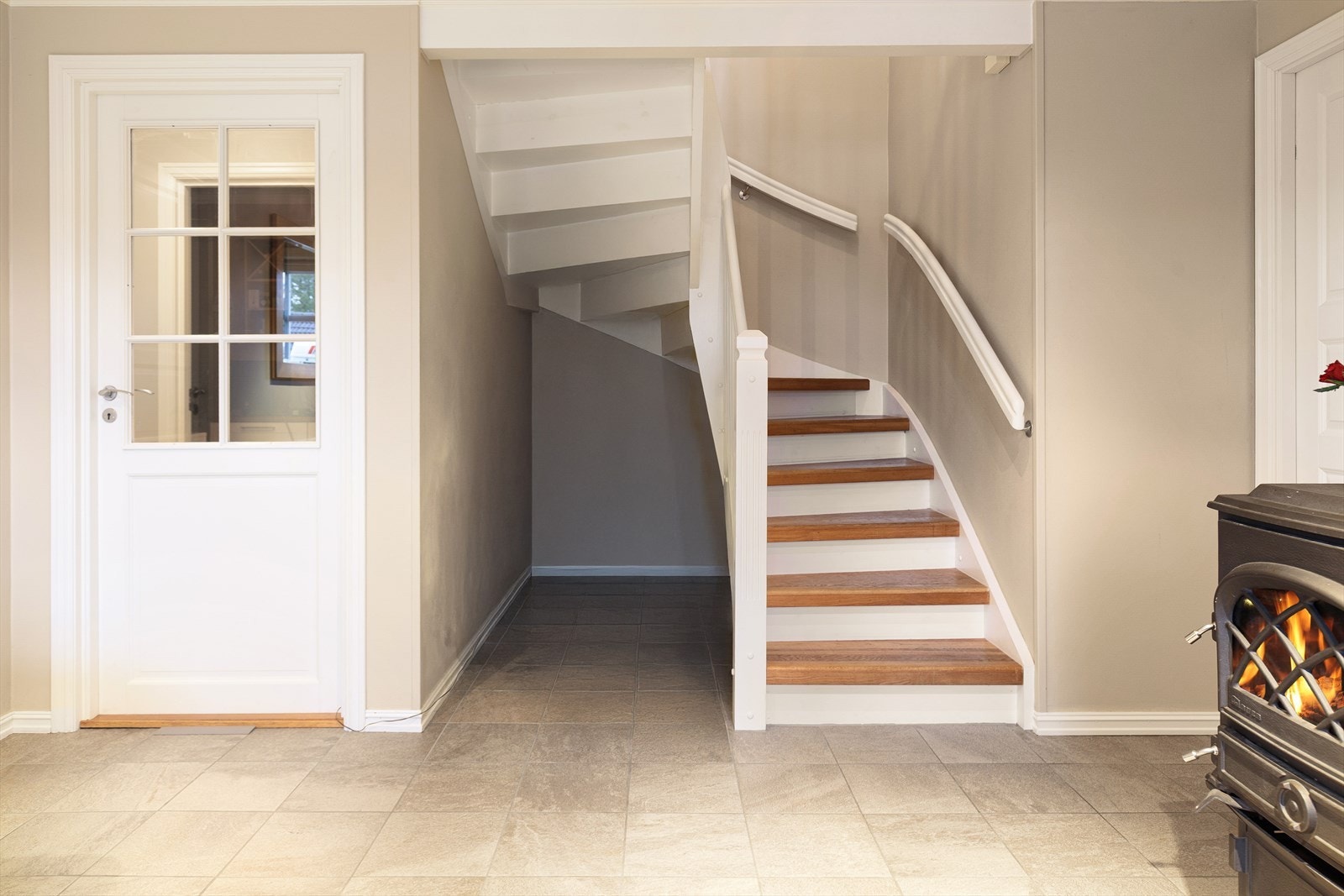 Fra hallen er det direkte tilgang til en romslig, integrert garasje og trapp opp til første etasje. Galleribilde