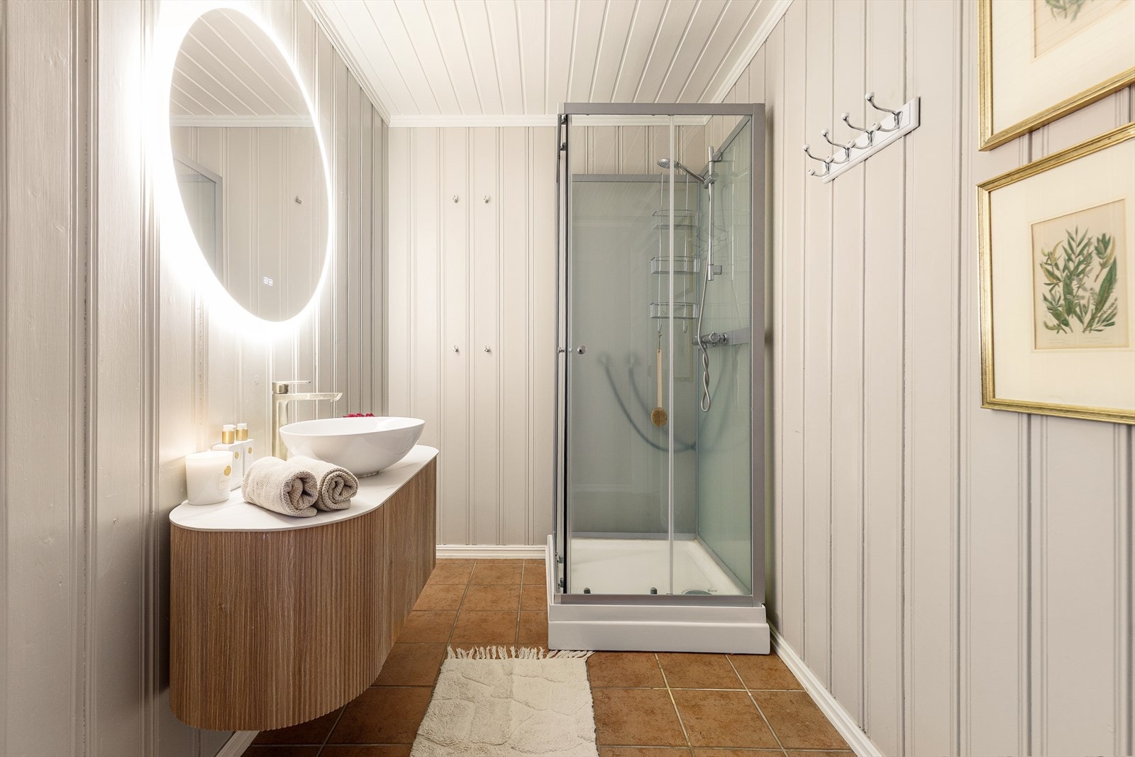 Rommet er utstyrt med dusjkabinett, gulvmontert toalett og servant. Galleribilde