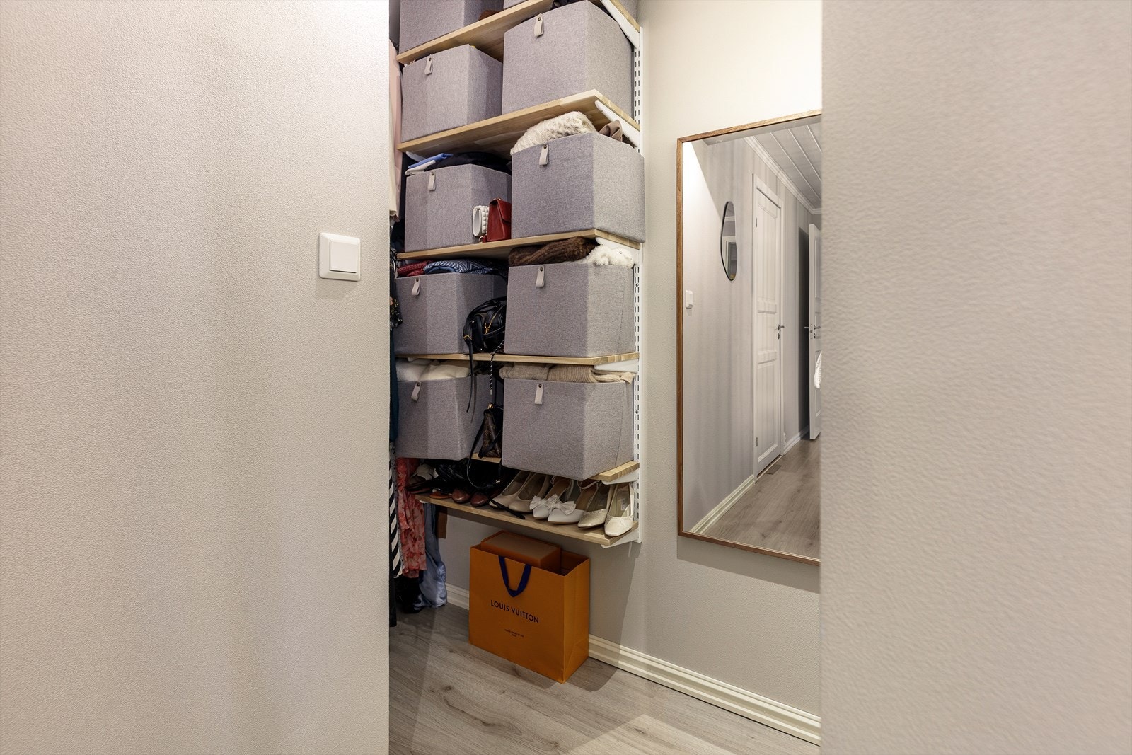 Ett av rommene har en moderne, åpen garderobeløsning for effektiv oppbevaring. Galleribilde