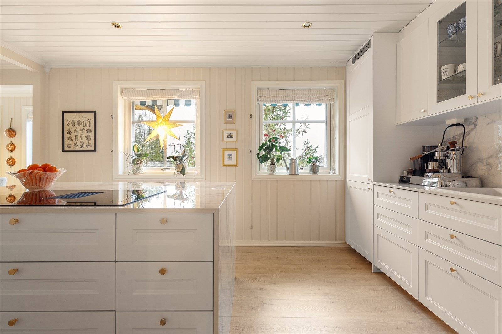 Innredningen har profilerte fronter og en sosial kjøkkenøy med benkeplate i Silestone. Galleribilde