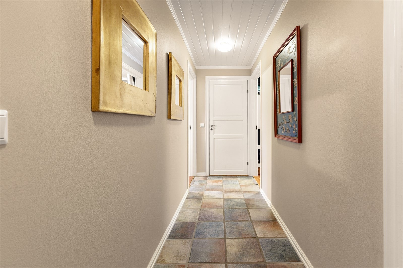 Gangen i sokkeletasjen binder sammen soverom, bad og boder. Galleribilde