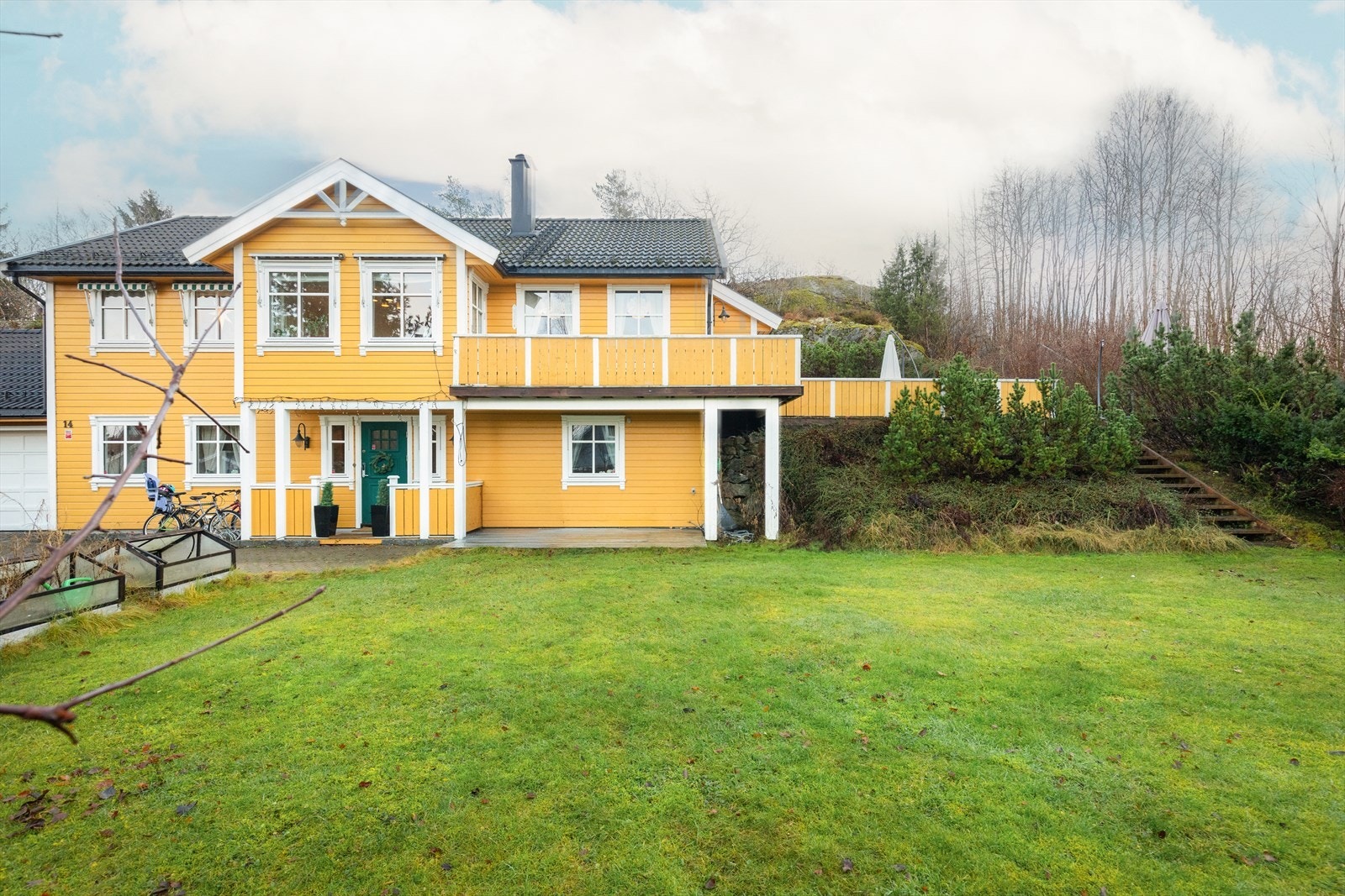 Eiendommen grenser mot friområder, som gir en følelse av å bo landlig. Galleribilde