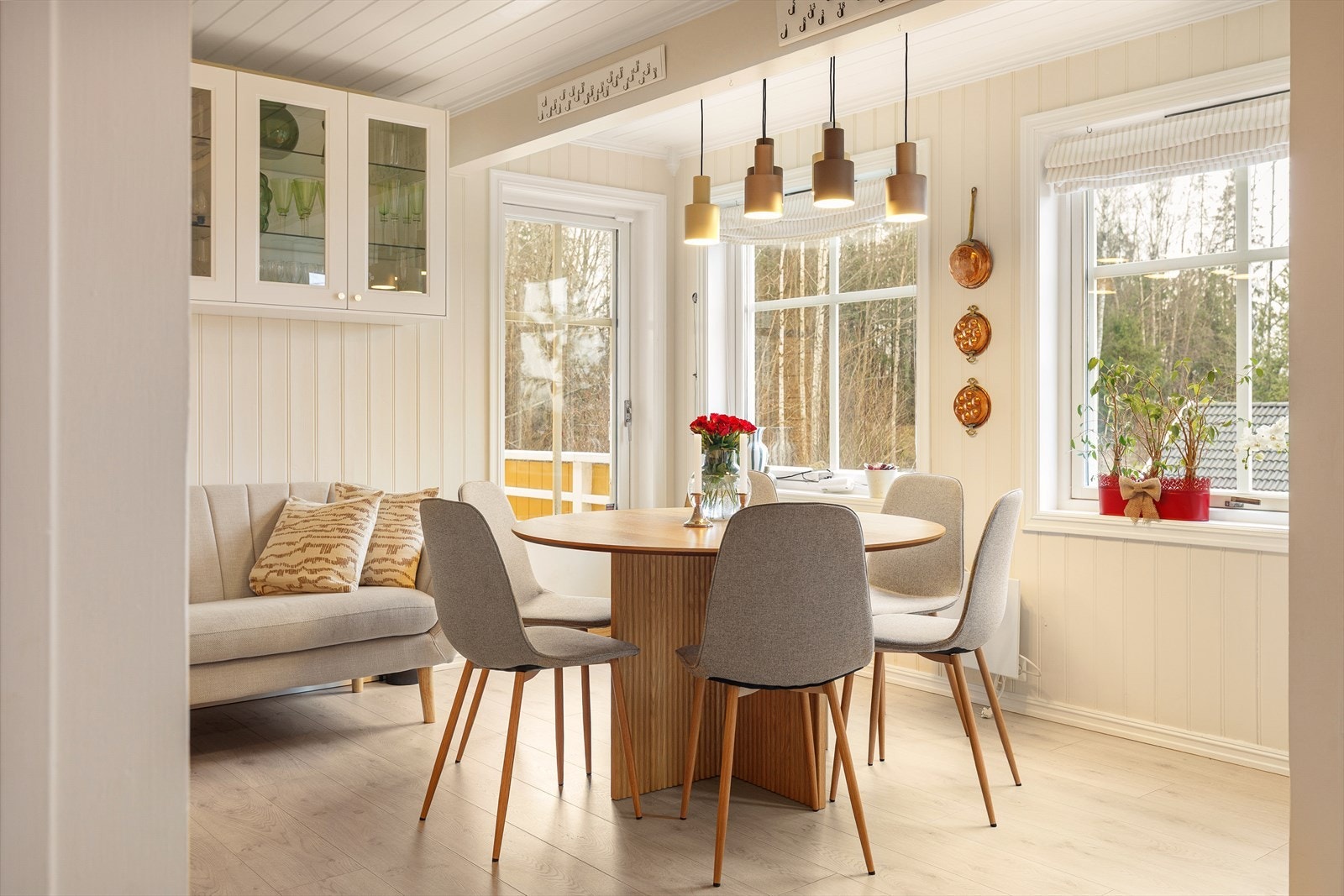 Spisestuen er plassert i en lys og trivelig del av rommet. Galleribilde