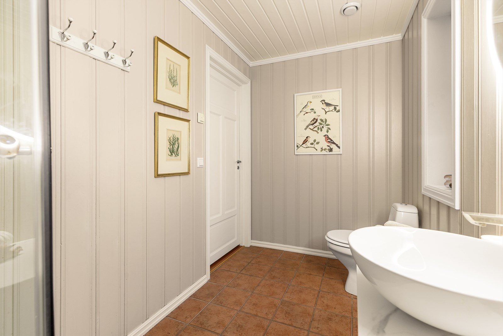 Badet i første etasje er fra byggeåret og har flislagt gulv med gulvvarme. Galleribilde