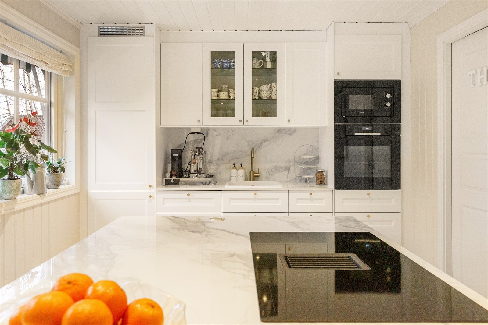 Rommet har downlights i taket og utgang til den store terrassen. Galleribilde