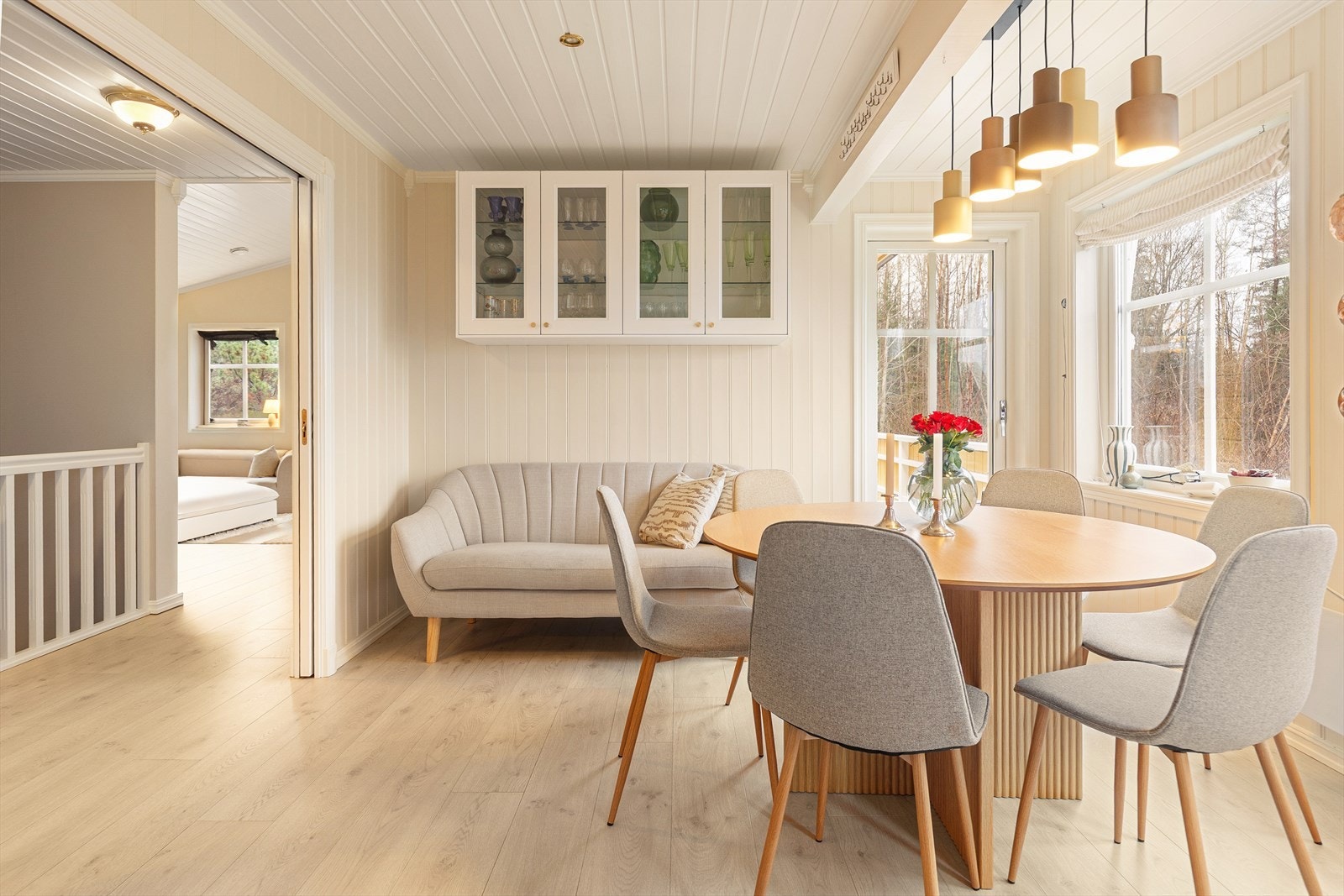 En del av stuen kan enkelt møbleres som en egen lesekrok eller kontorplass. Galleribilde