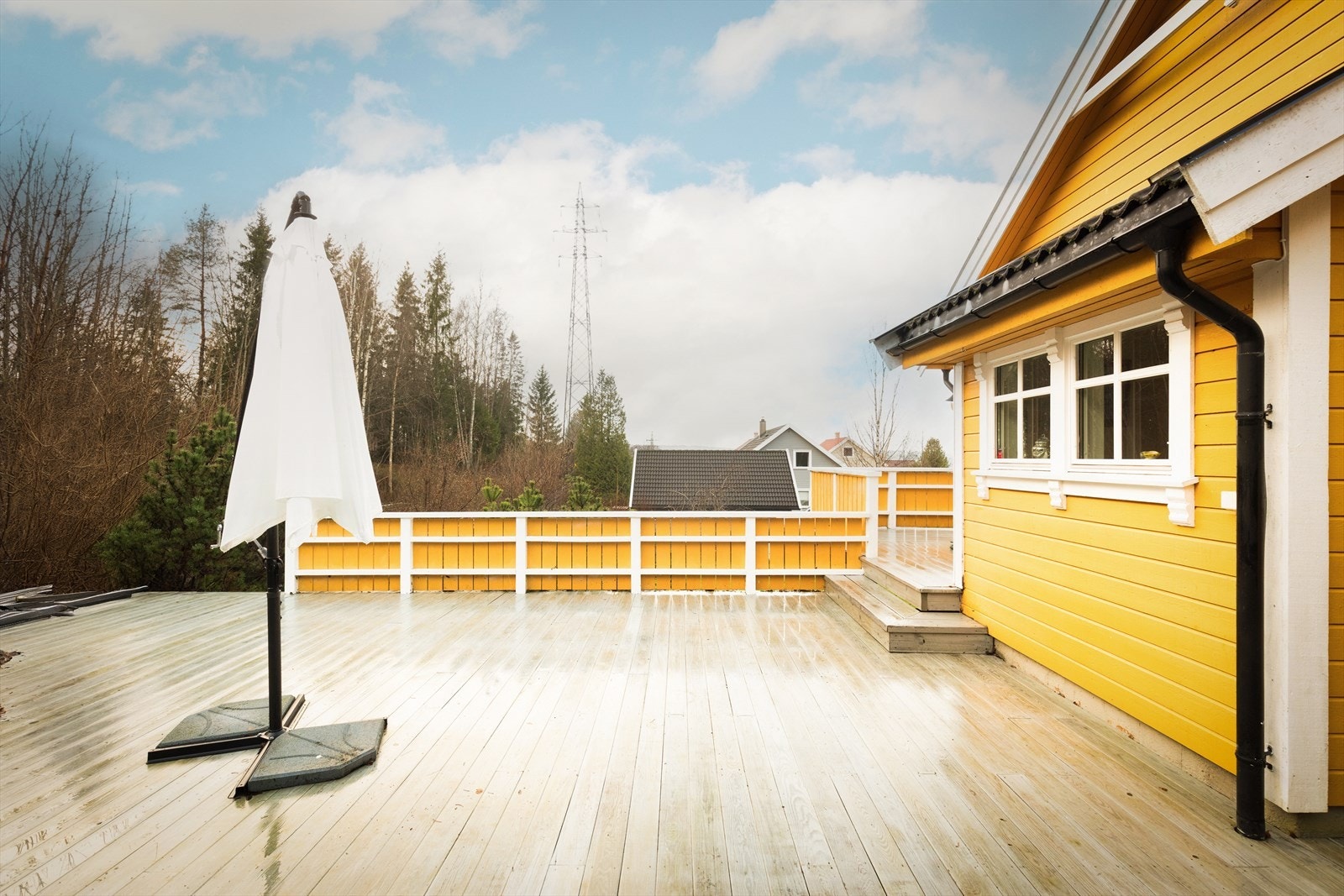 Den store terrassen har god plass til utemøbler, grill og sosiale sammenkomster. Galleribilde