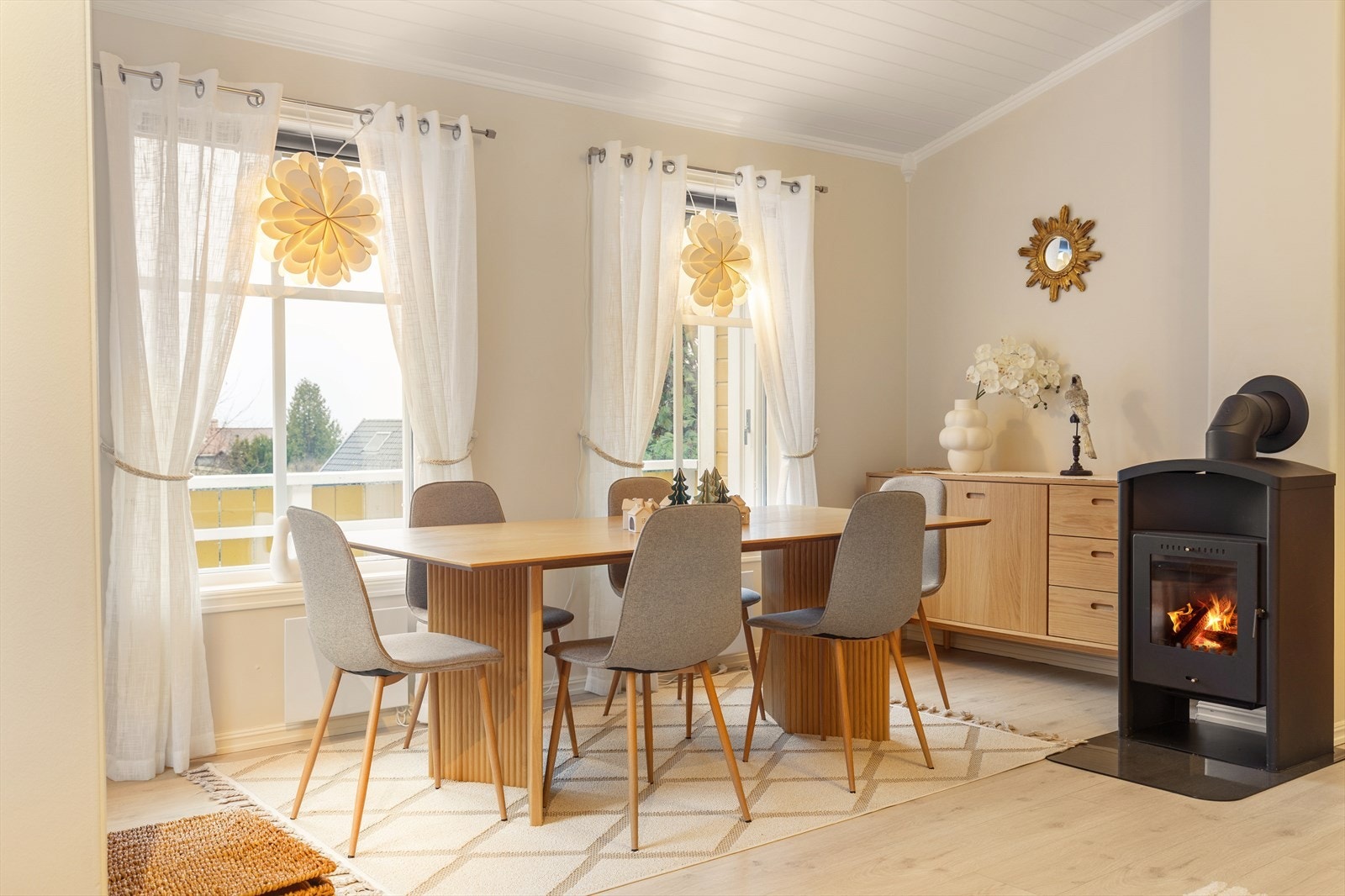 En peis, nyinstallert i 2022, fungerer som et sentralt element og gir god varme. Galleribilde