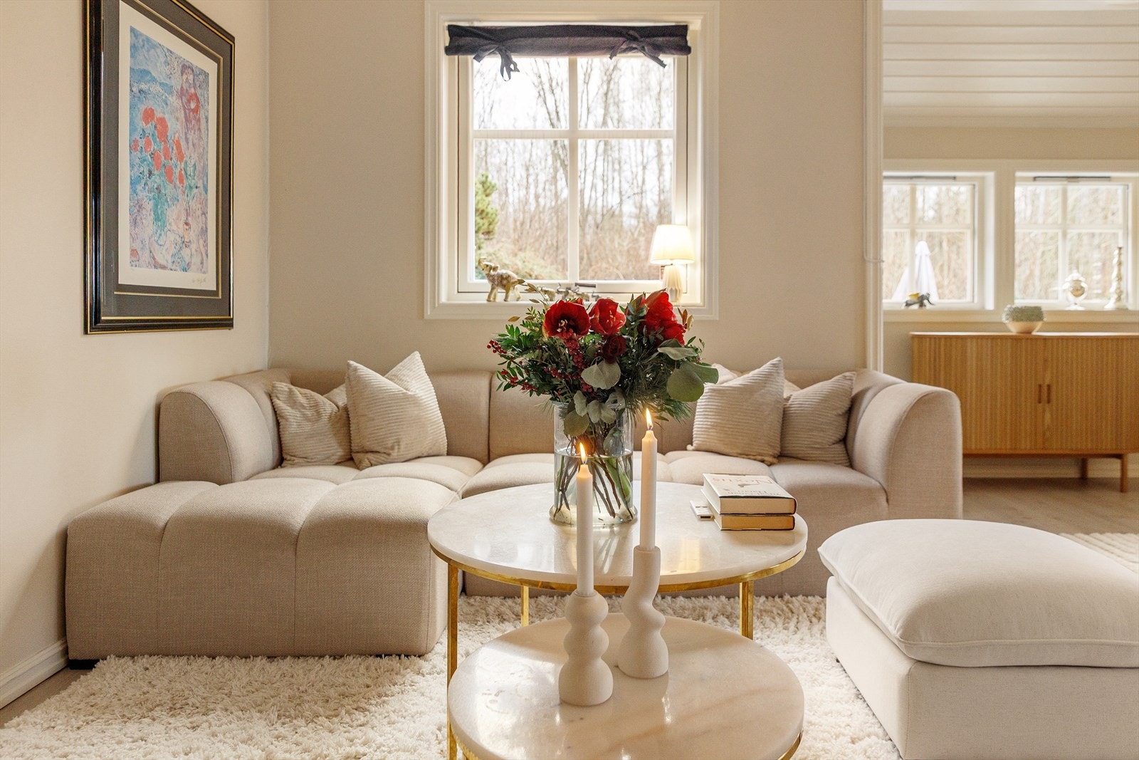 Store vindusflater slipper inn rikelig med dagslys. Galleribilde