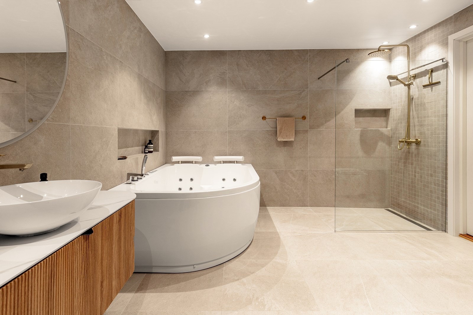 Her kan du slappe av i et innbydende boblekar etter en lang dag. Galleribilde