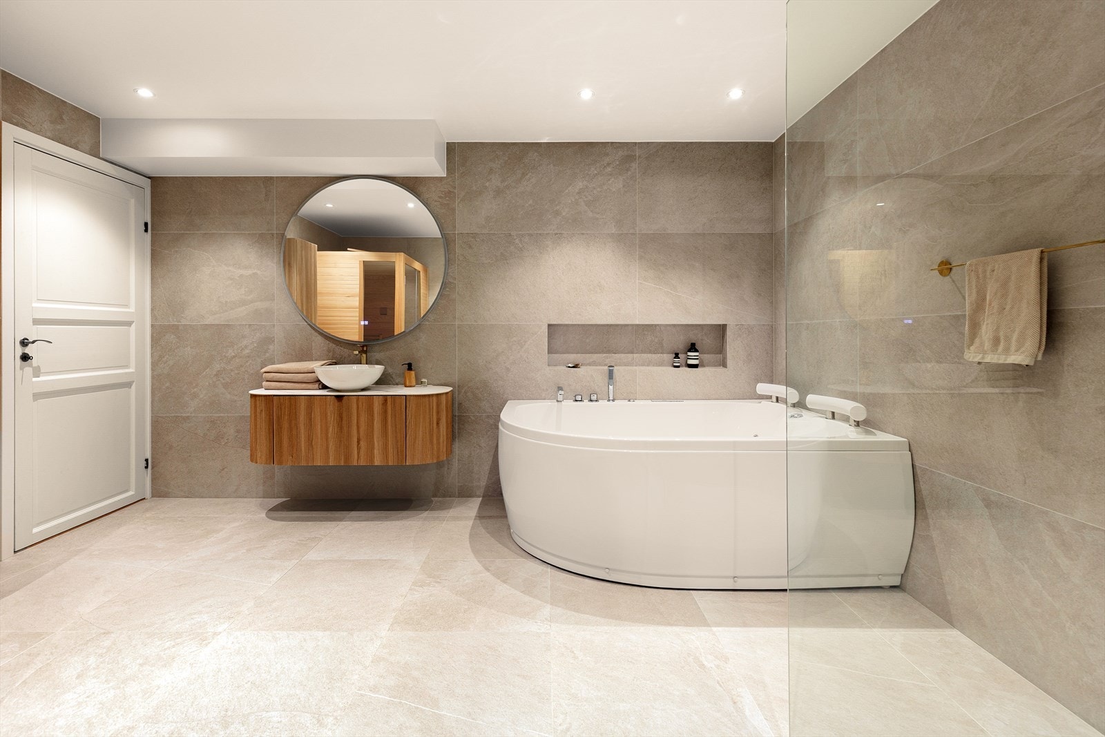 Gjennomførte materialvalg og downlights i taket gir rommet et helhetlig preg. Galleribilde