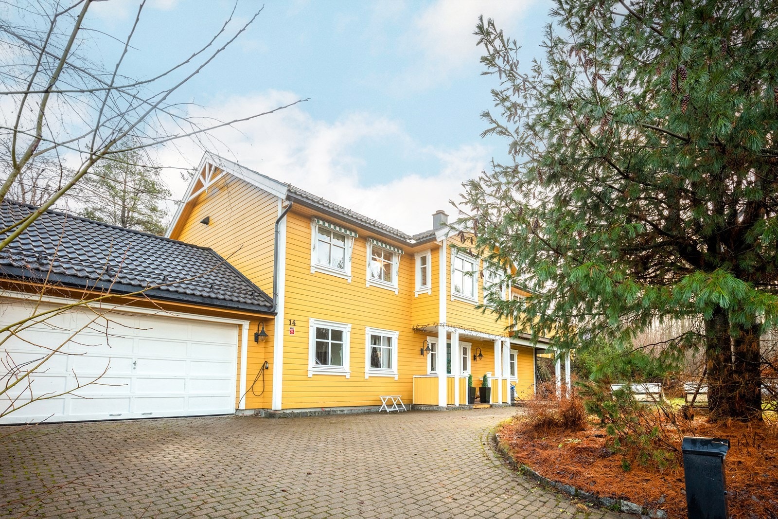 Steinbelagt gårdsplass med god plass til parkering. Galleribilde