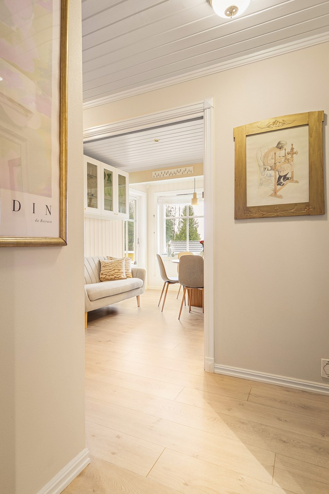 Fra gangen ser man inn mot den åpne og sosiale sonen. Galleribilde