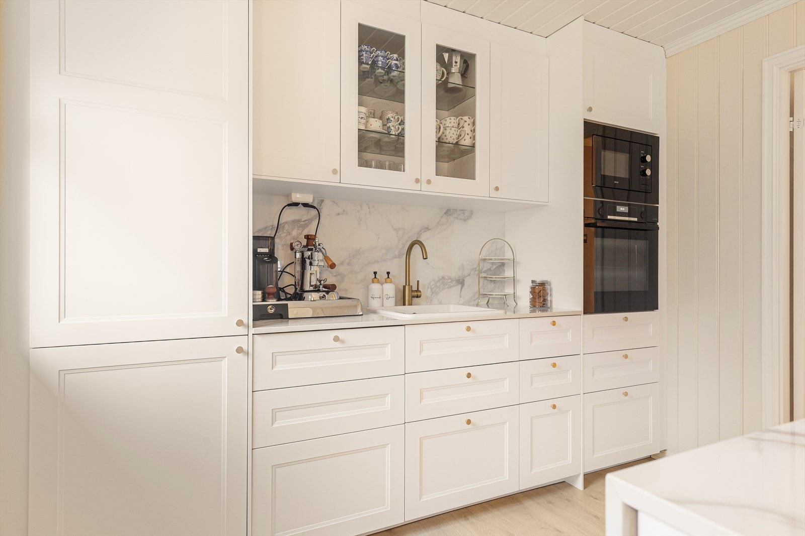 Kjøkkenet har rikelig med skap- og benkeplass. Galleribilde