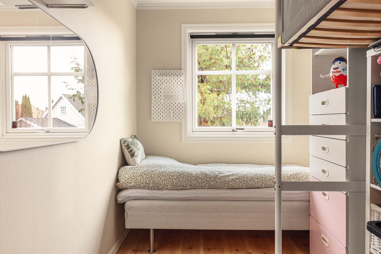 Også dette rommet har laminat på gulvet og malte veggflater. Galleribilde