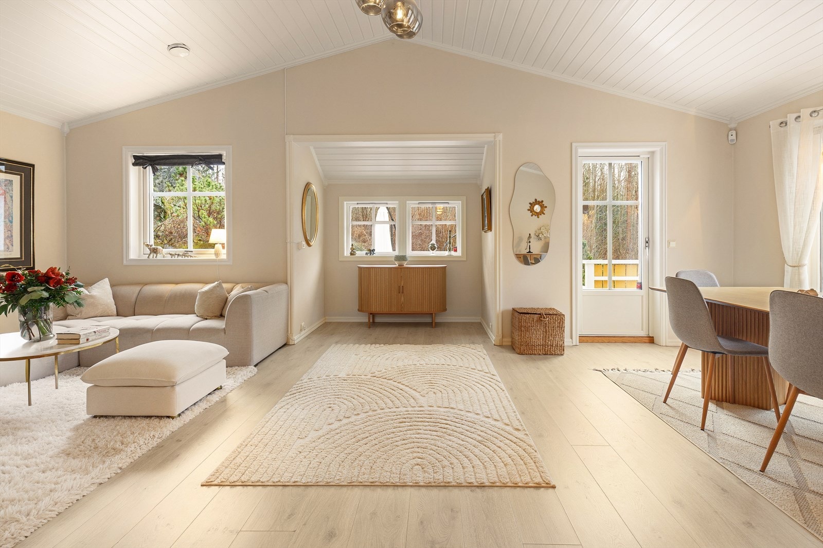 Fra stuen er det direkte utgang til terrassen, noe som binder inne- og uteområdene sammen. Galleribilde