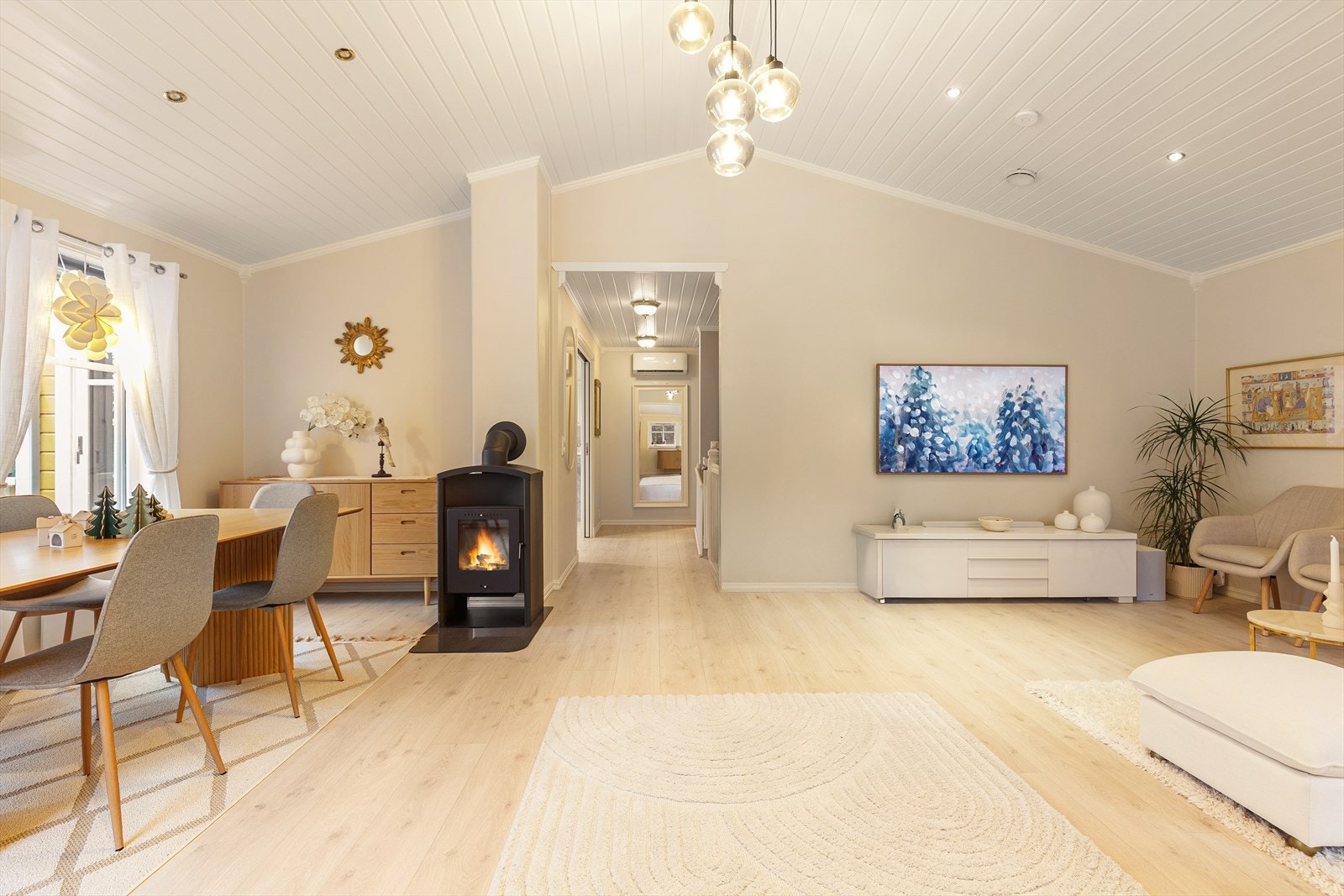 Stuen ligger i åpen løsning mot kjøkkenet og har store vindusflater som gir godt med lys. Galleribilde