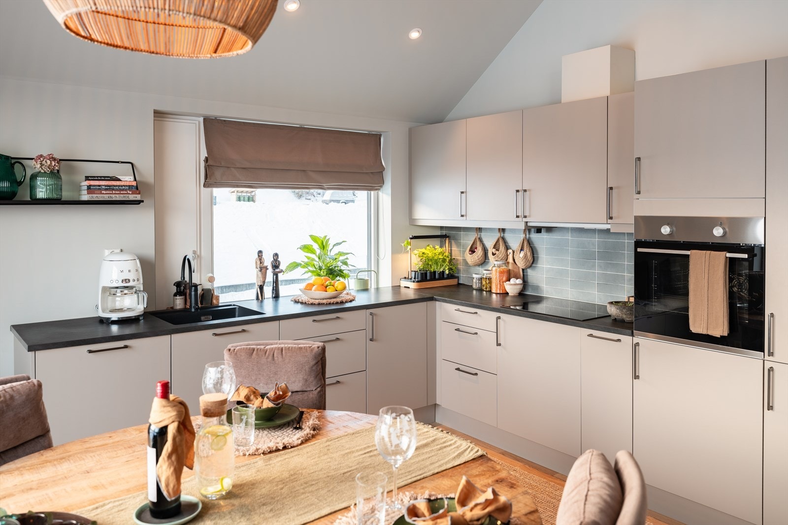 Kjøkkenet innehar integrerte hvitevarer som kjøl/fryseskap, oppvaskmaskin, platetopp og stekovn. Disse medfølger handelen. Galleribilde