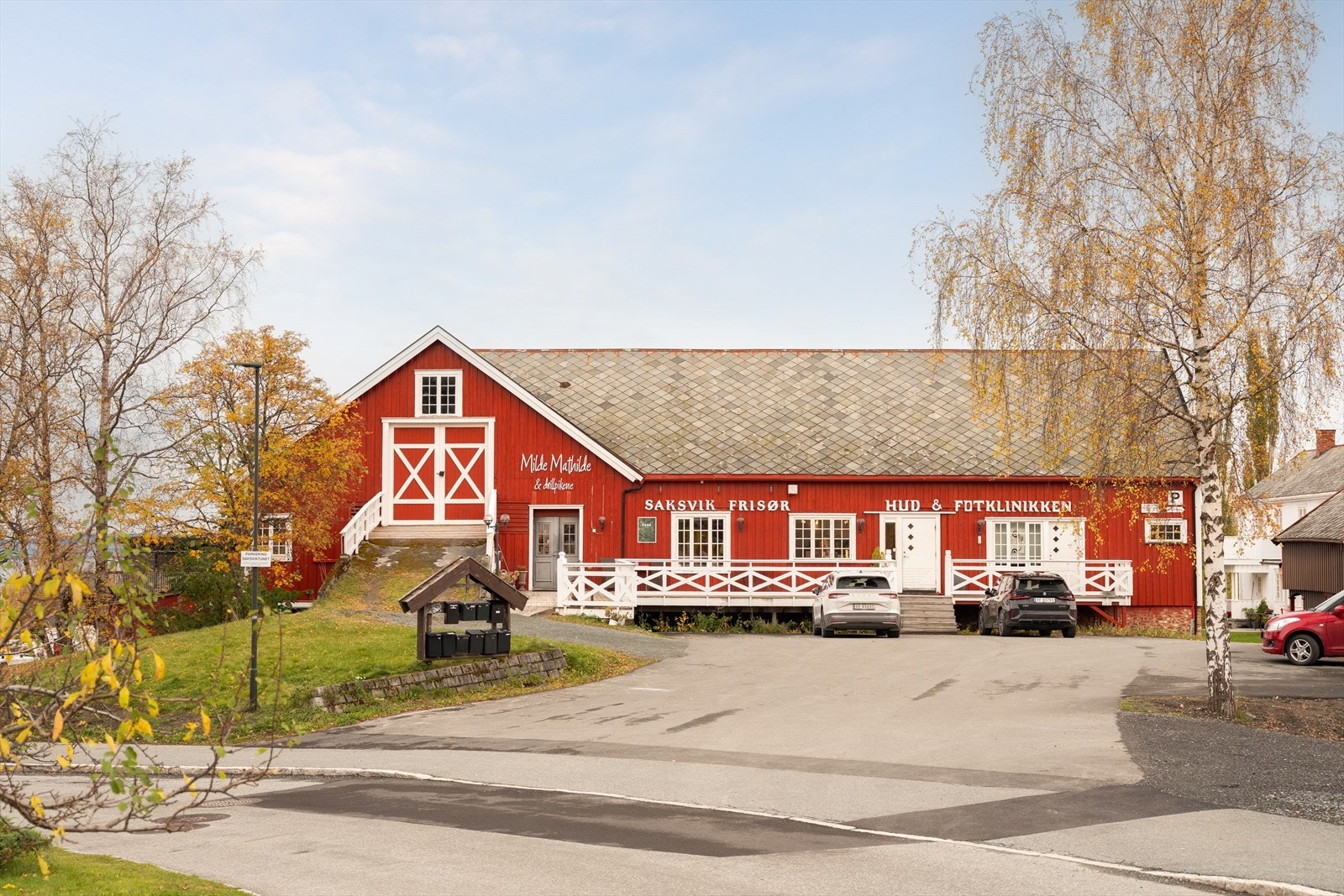 Låven ligger rett ved boligen med butikker, kafé og frisør. Galleribilde
