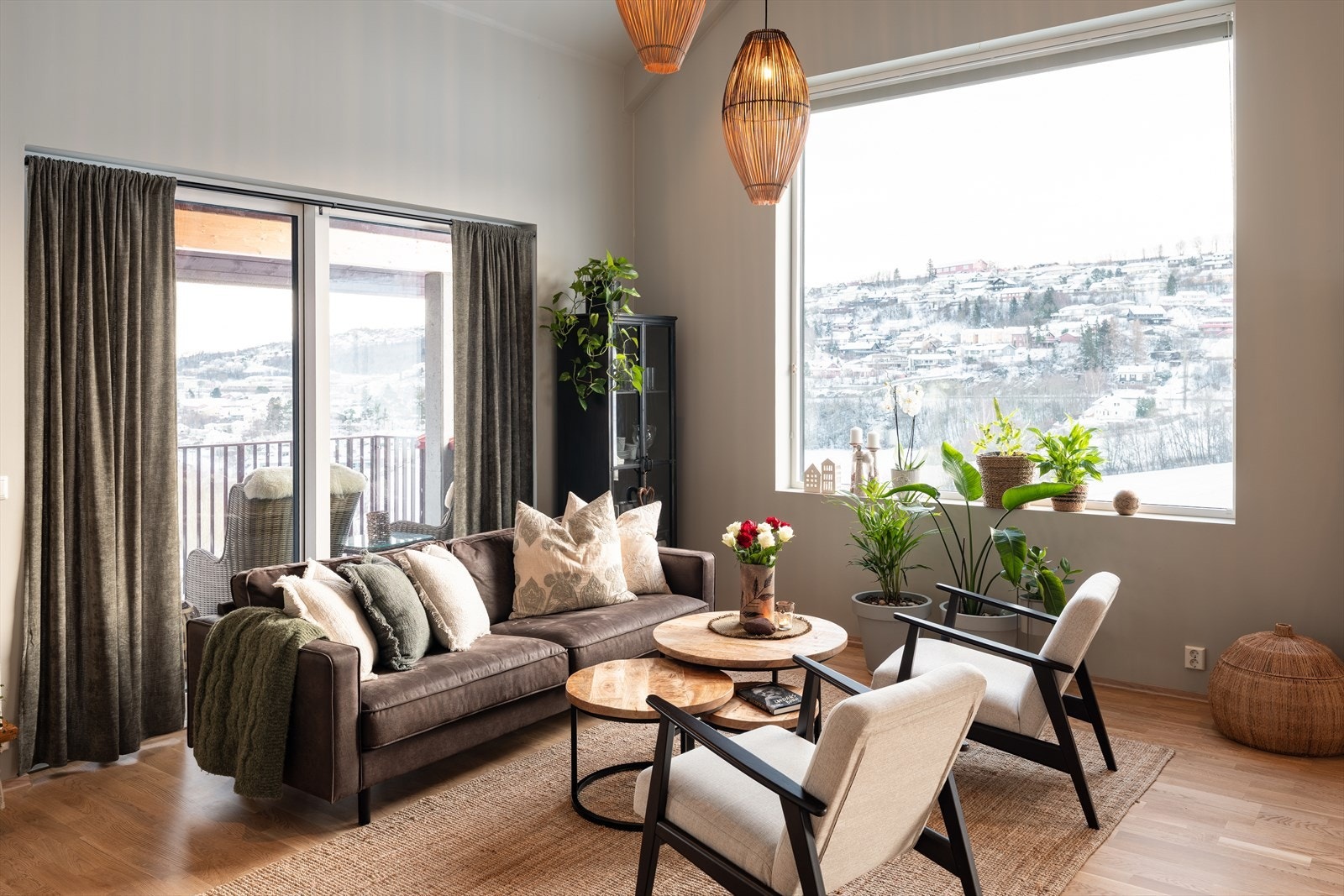 Med sin gode planløsning gir dette rikelig med plass til møblering i flere ulike soner. Eksepsjonelt god takhøyde med store vindusflater sørger for en luftig atmosfære i leiligheten. Galleribilde