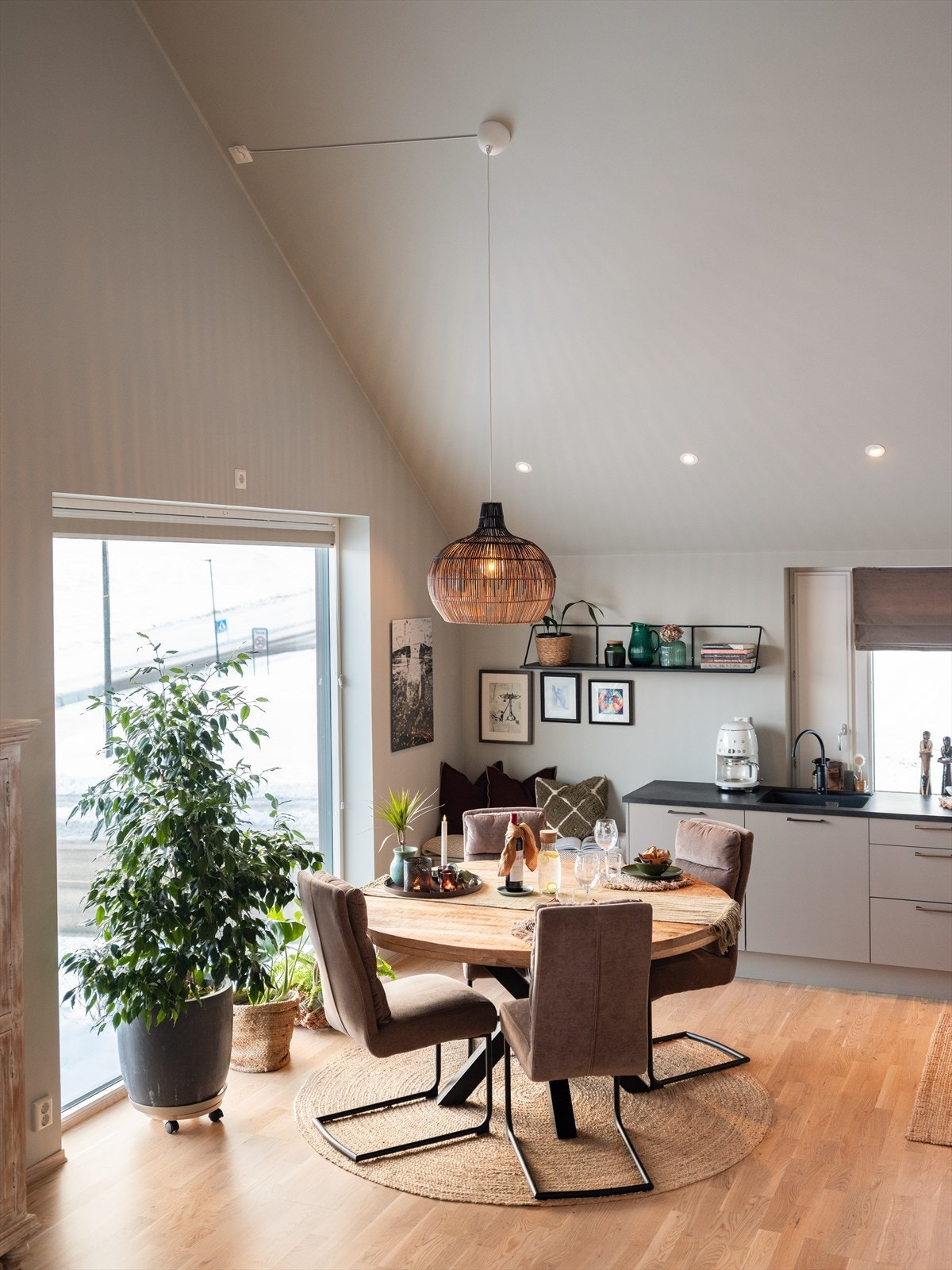 Offentlig transport like ved med busslinje 70 og 116 kun 1 minutt unna leiligheten. Du får Vikhammer togstasjon en 15 minutters gåtur unna. Galleribilde