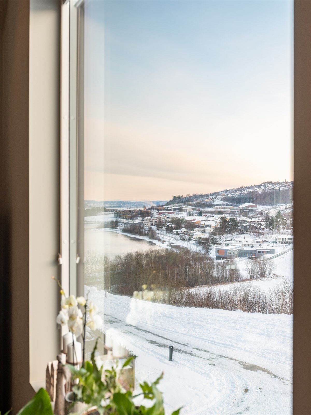 Rause vindusflater for rikelig med naturlig lysinnslipp. Galleribilde