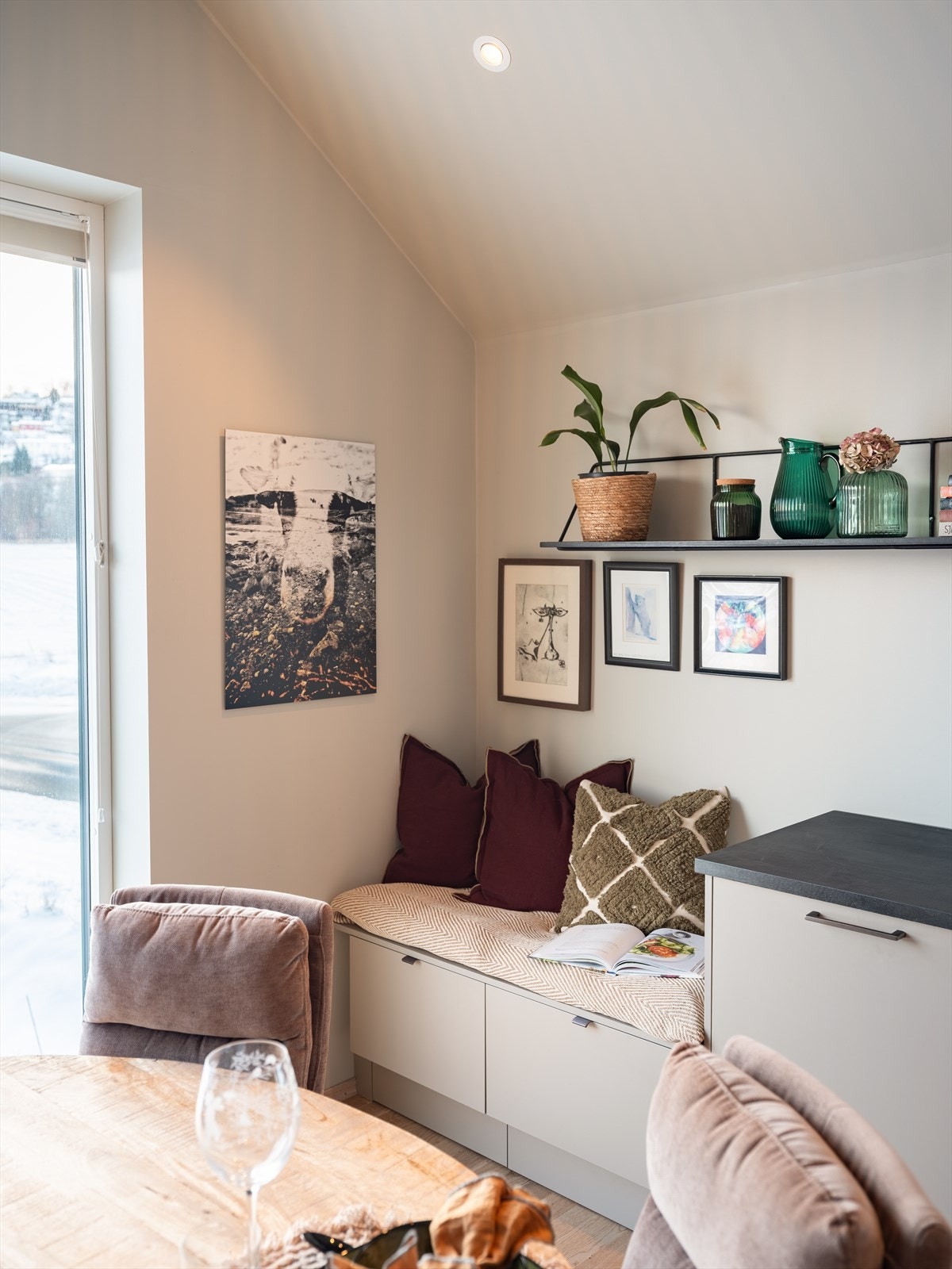 Kjøkkenet byr også på en attraktiv løsning med egen sitteplass. Galleribilde