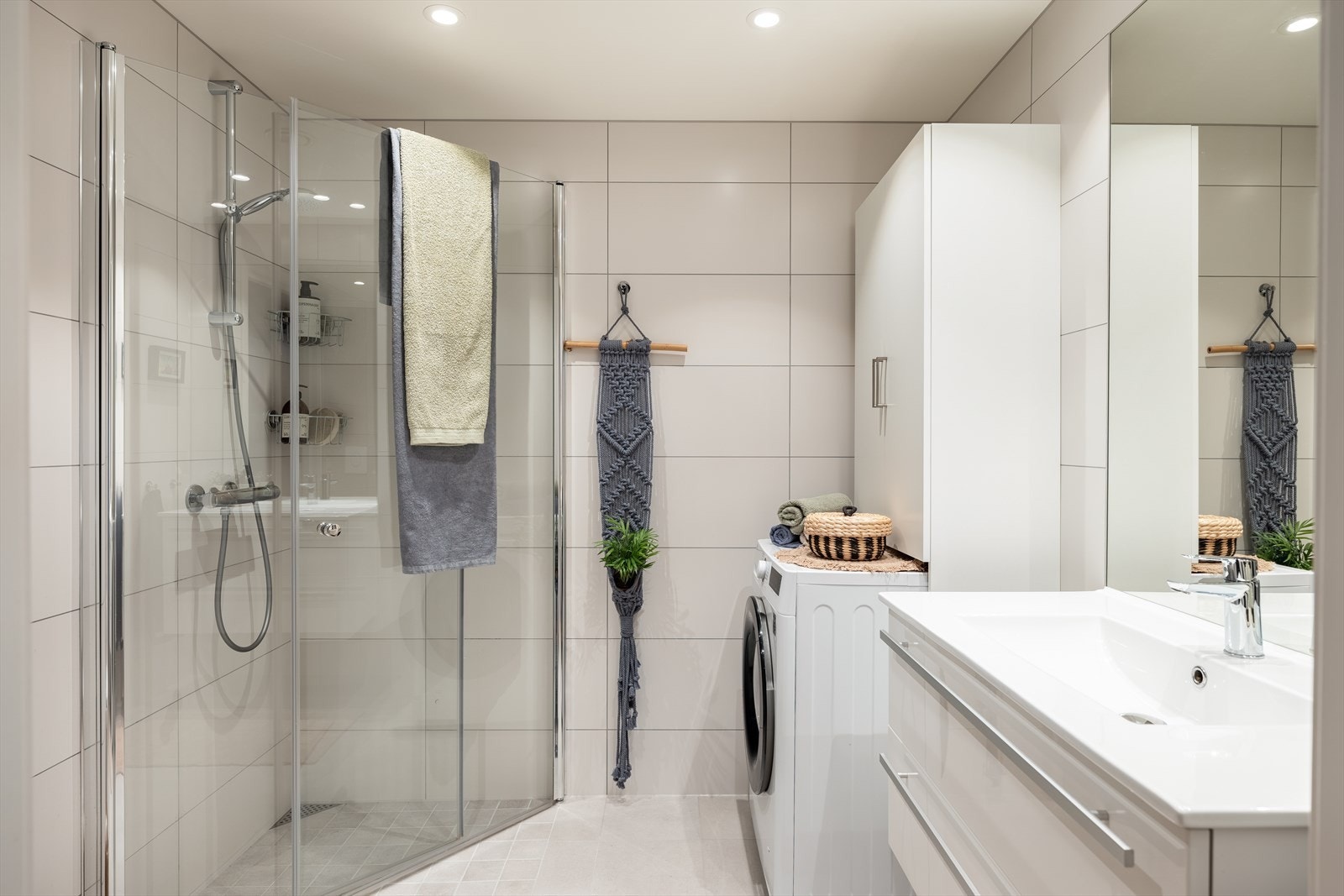 Badet har gulvvarme og rikelig med oppbevaringsplass i skap og servanten. Galleribilde