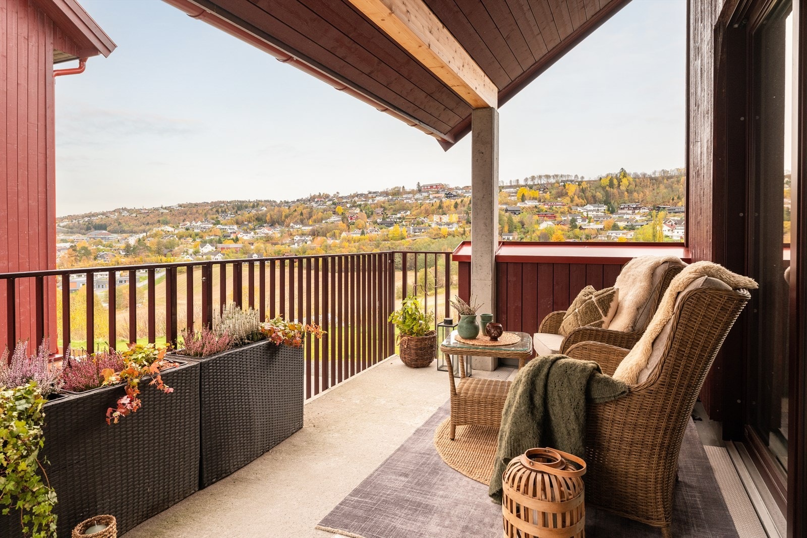 Balkongen strekker seg over 12m². Med balkongens gode størrelse får man godt med plass til utemøbler. Galleribilde