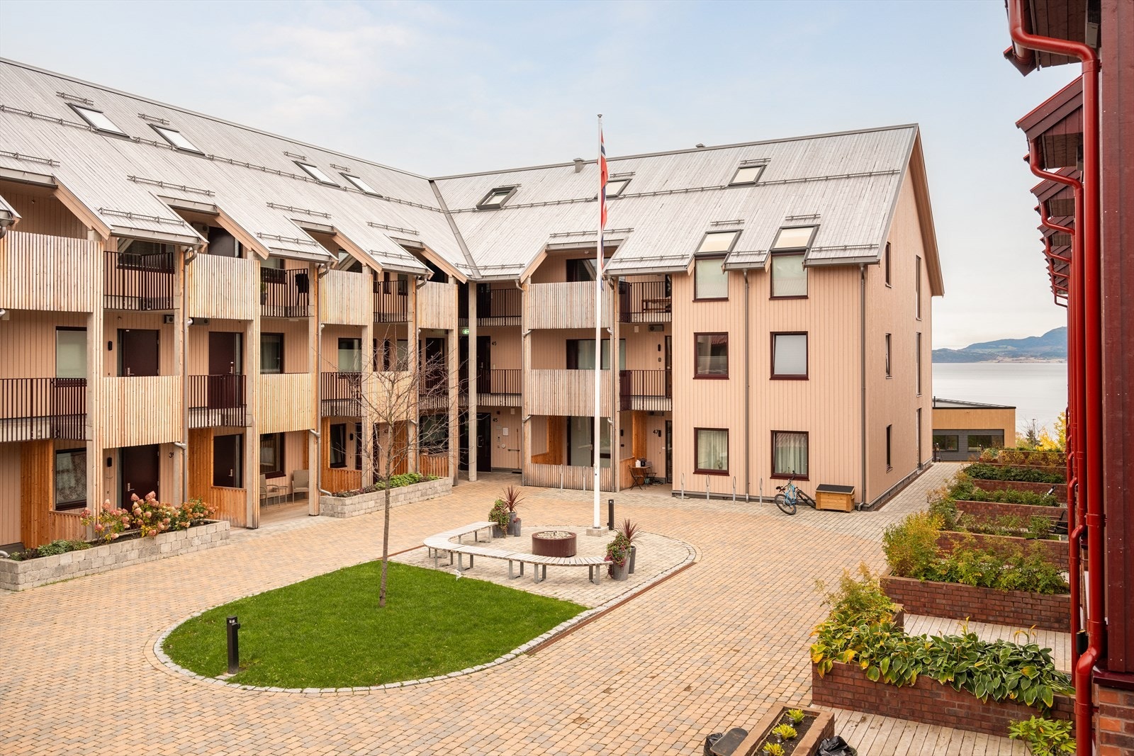 Like utenfor leiligheten er det opparbeidet et flott uteområde med bl.a. sitteplasser. Galleribilde