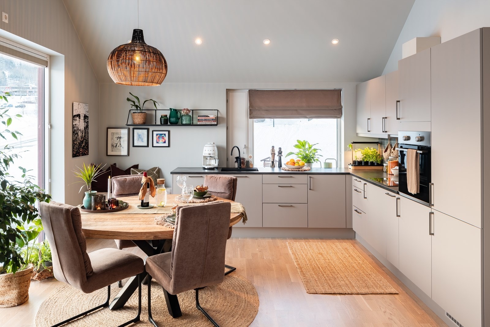 Spisebordet får sin naturlige plassering ved kjøkkenet. Galleribilde