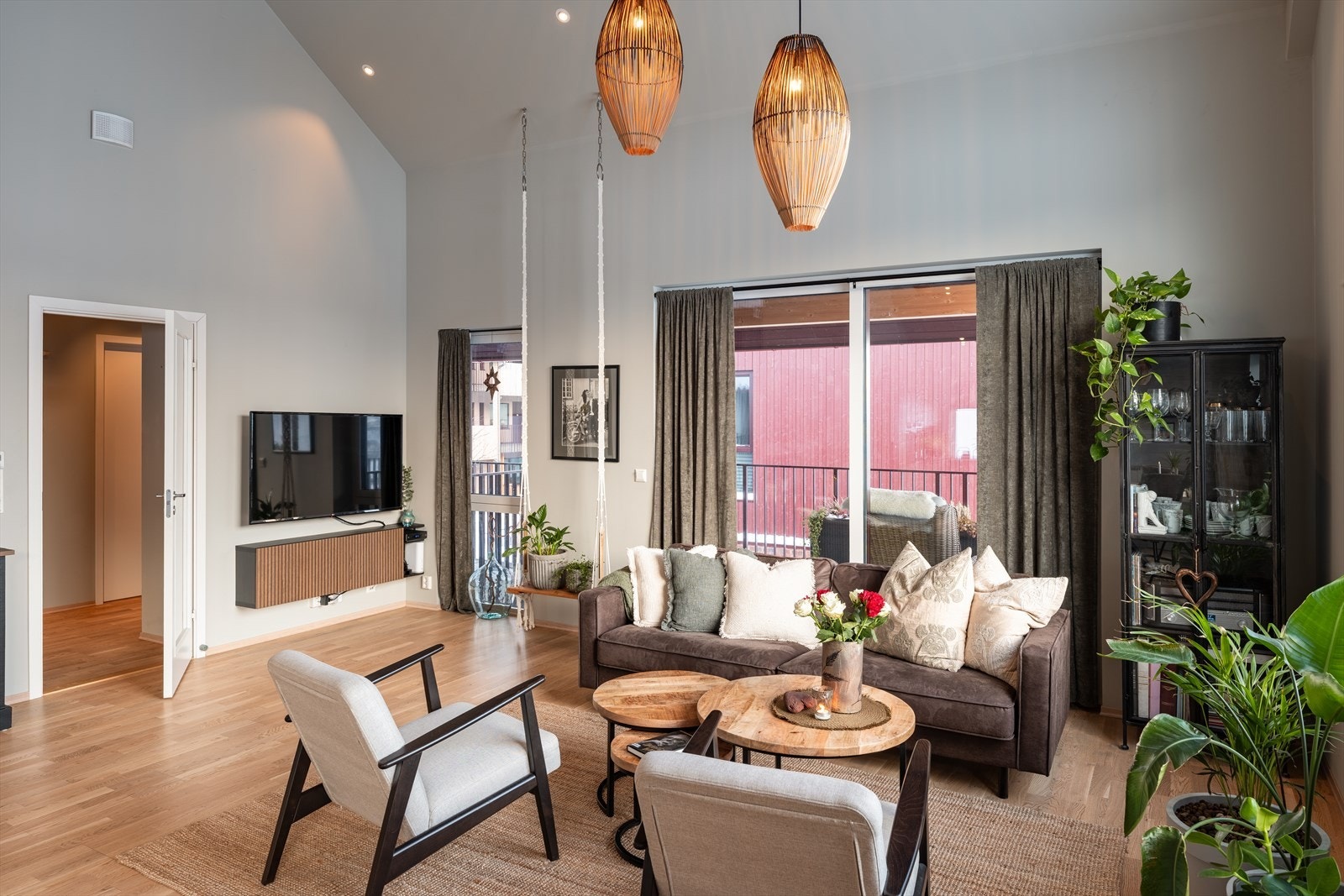 Leiligheten byr på stue og kjøkken i åpen løsning, balkong, to soverom, to bad, hems og gang. Medfølger bod i kjeller på 5m². Galleribilde