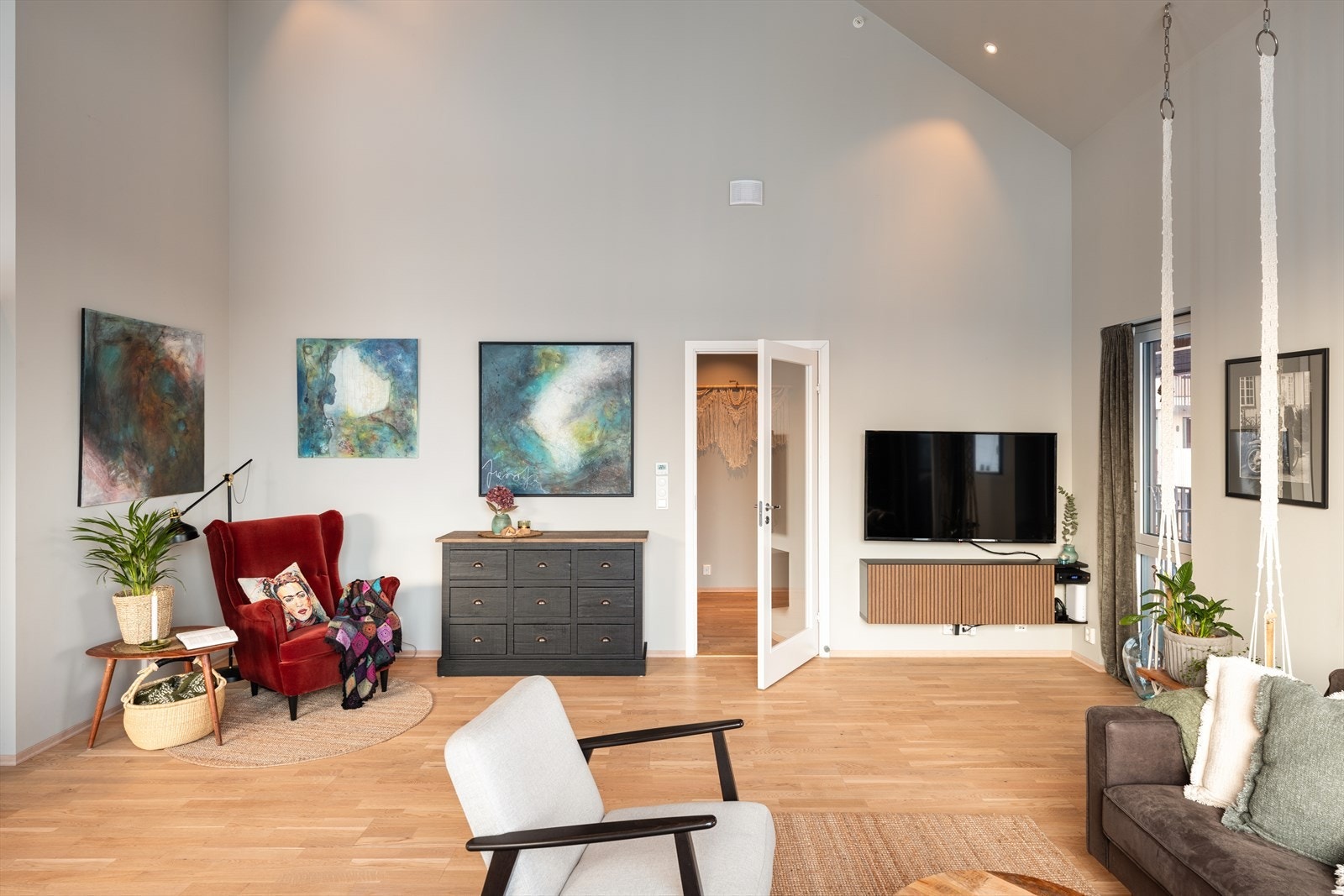 Det er også verdt å merke seg at man har en ekstra god takhøyde både i stue, kjøkken og på begge soverommene. Takhøyden er på hele 5,5m². Galleribilde