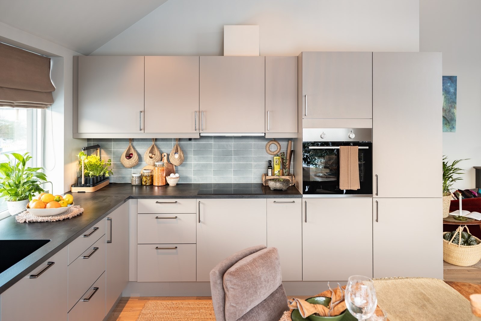 Rikelig med skap og benkeplass. Galleribilde