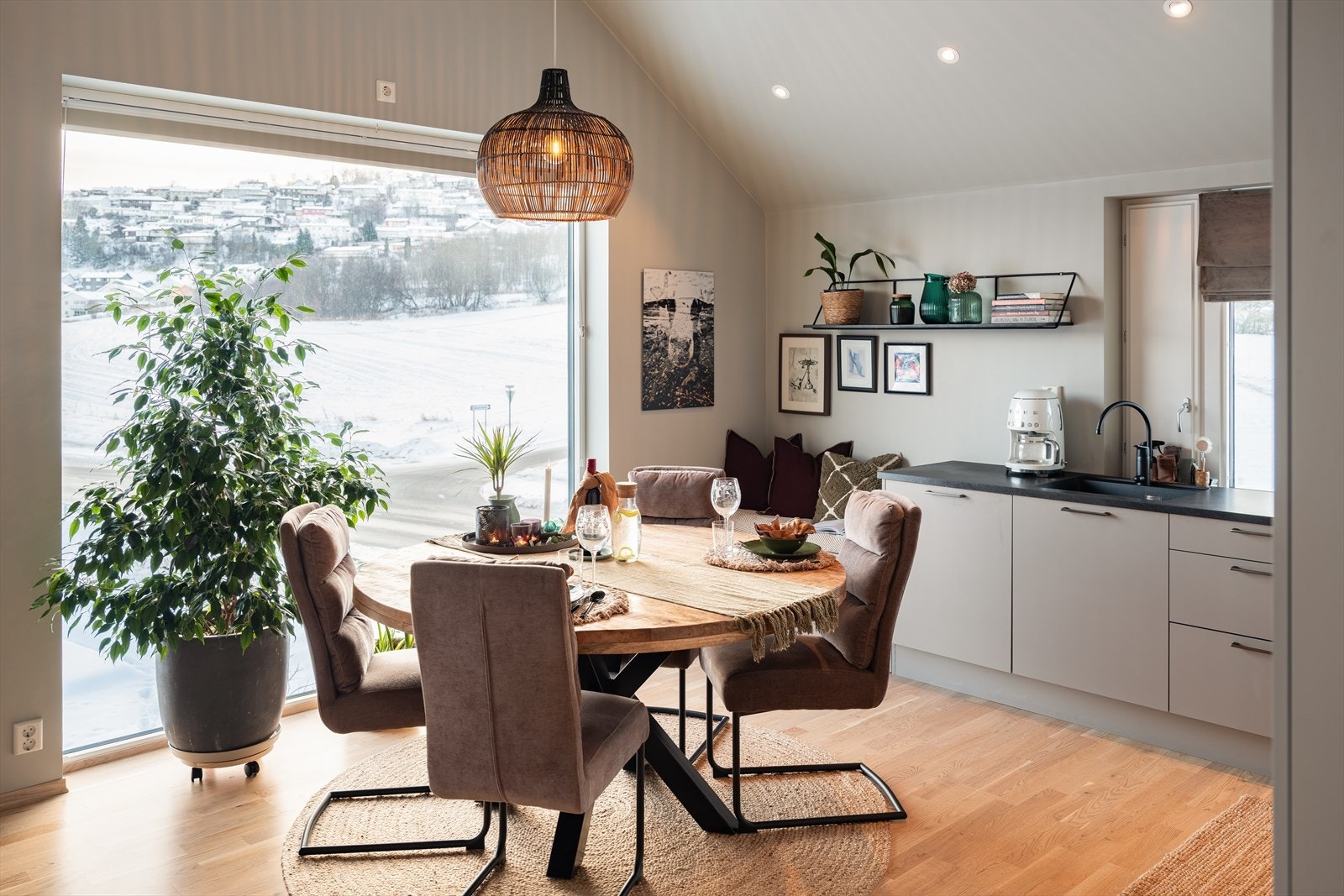 Saksvik skole (1-7. trinn) kun 6 min til fots, Vikhammer ungdomsskole 17 min og Malvik vgs. 16 min unna. Charlottenlund vgs. 12 min med bil. Galleribilde