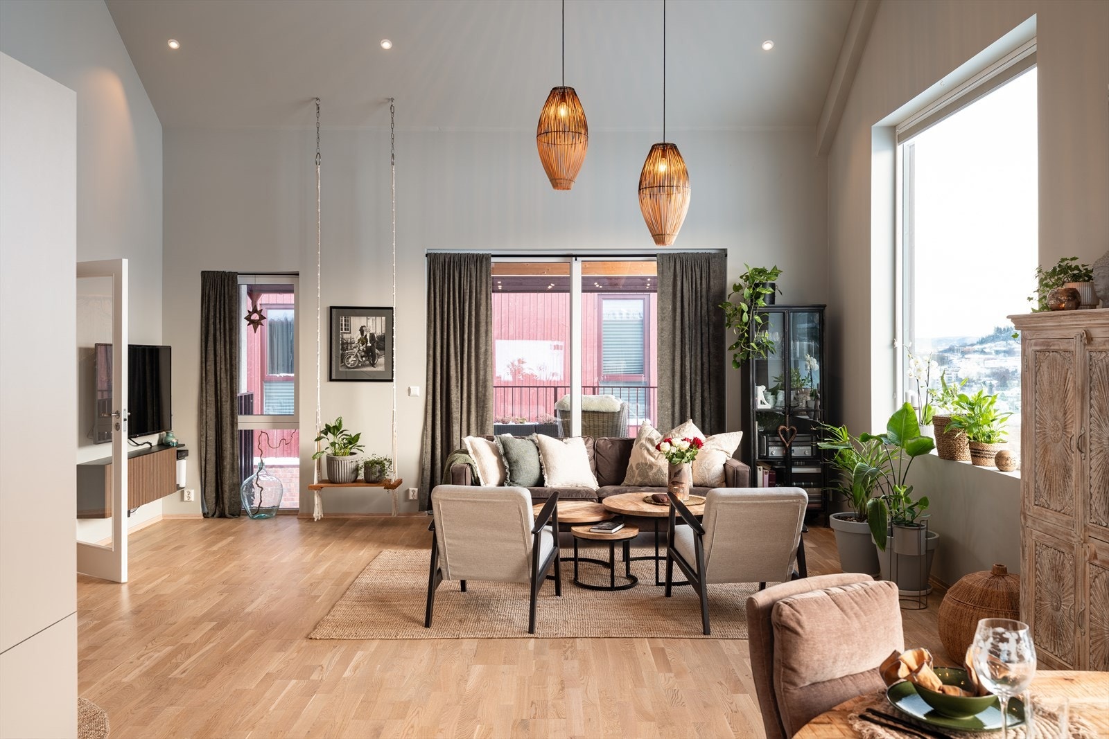 Her får du alt av moderne kvaliteter som blant annet fjernvarme, balansert ventilasjon og heis i bygget. Det medfølger fast p-plass i p-kjeller med el-billader. Galleribilde