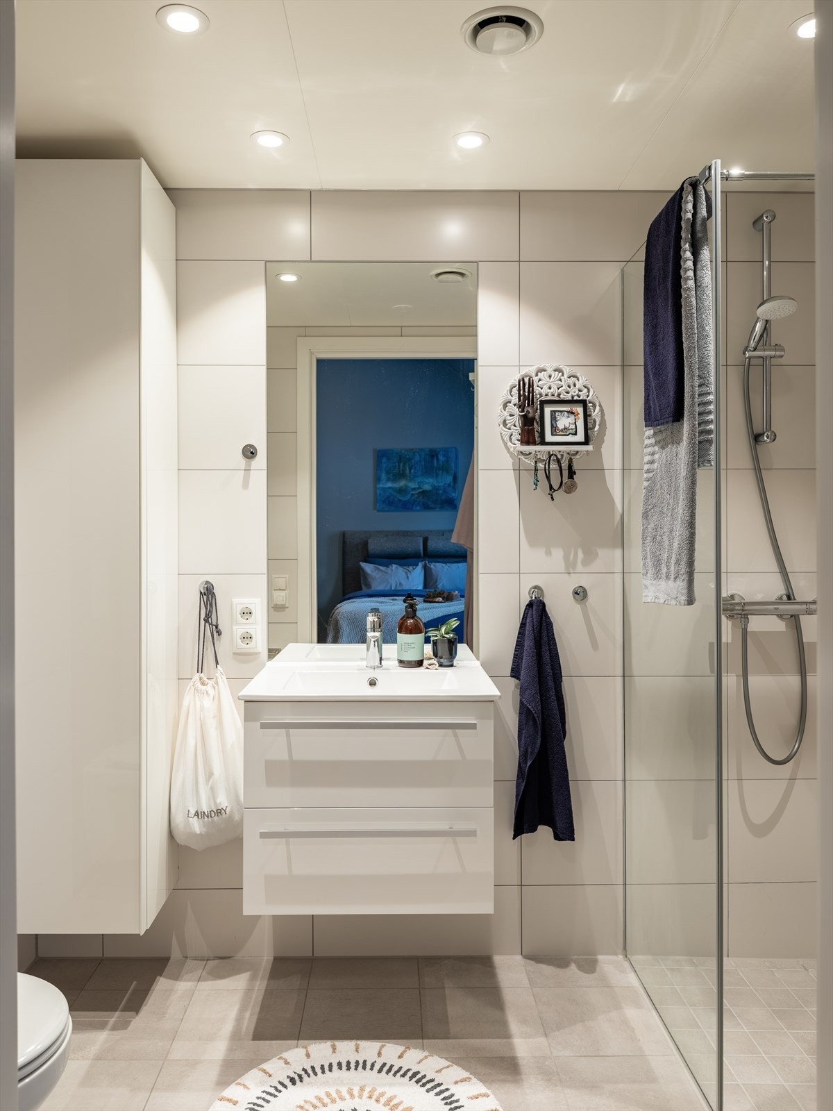 Baderommet byr på innfellbare dusjdører, vegghengt servant og toalett. Galleribilde