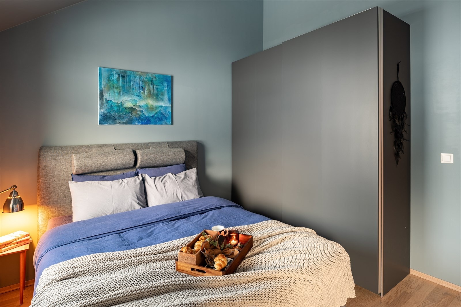 Rikelig plass til både dobbeltseng, nattbord og garderobeløsning. Galleribilde