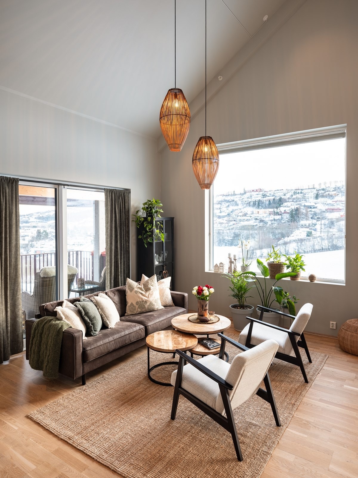 Etter dagens løsning får sofasonen sin natulige plassering mellom balkongen og spisebordet. Galleribilde