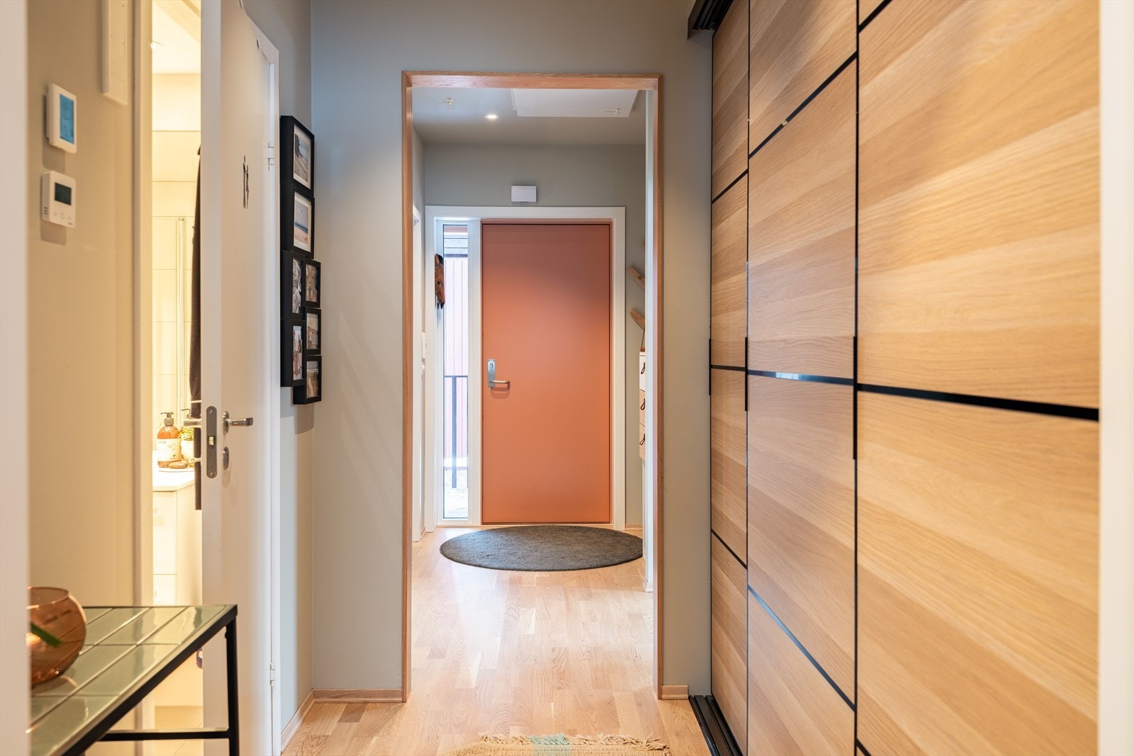 Garderobeskap medfølger handelen. Galleribilde