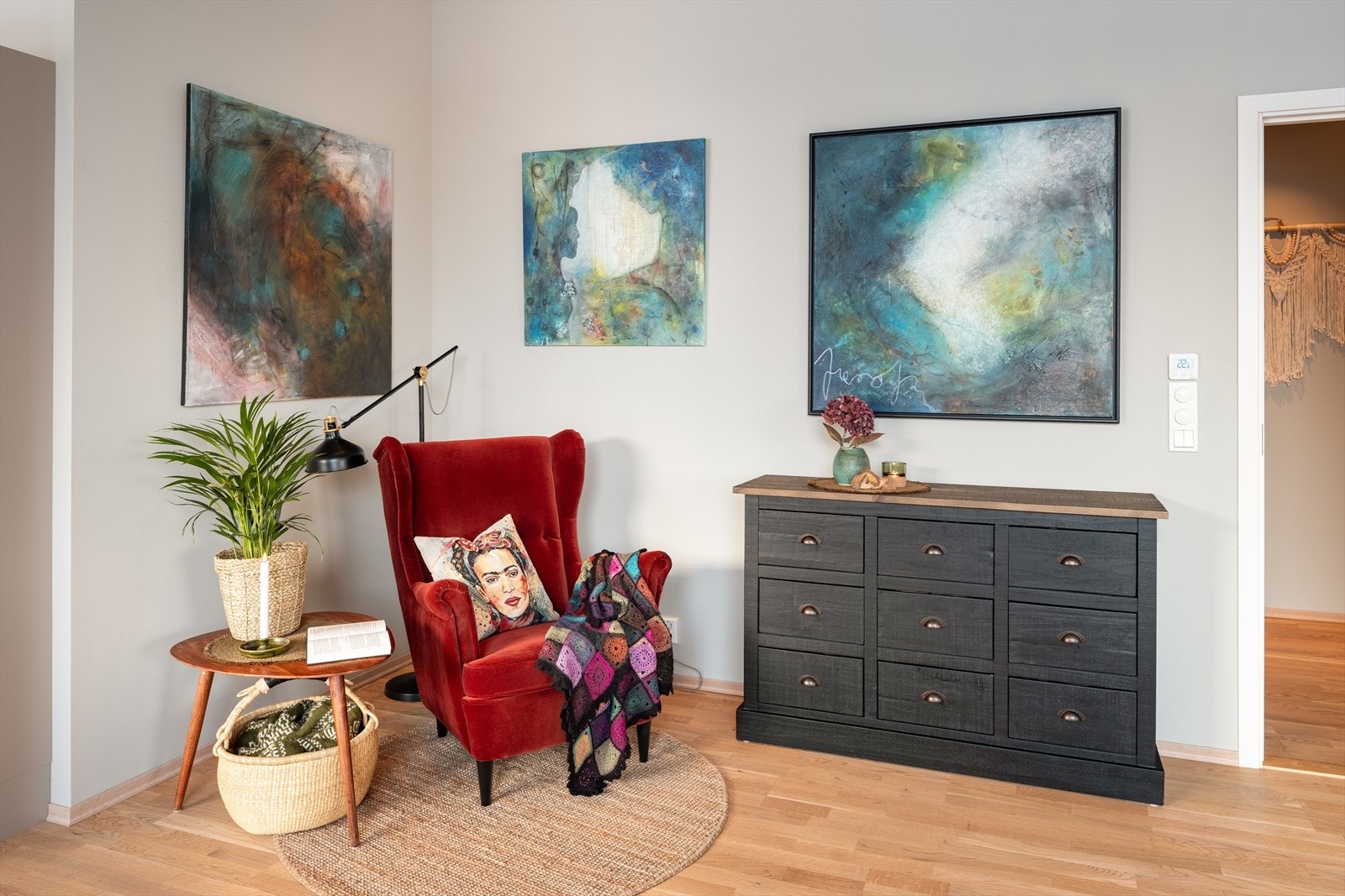 Det er felleskostnader på 4 904 ,- per måned. Felleskostnadene inkluderer TV, internett, fjernvarme og diverse vedlikehold/drift iht. regnskap. Galleribilde