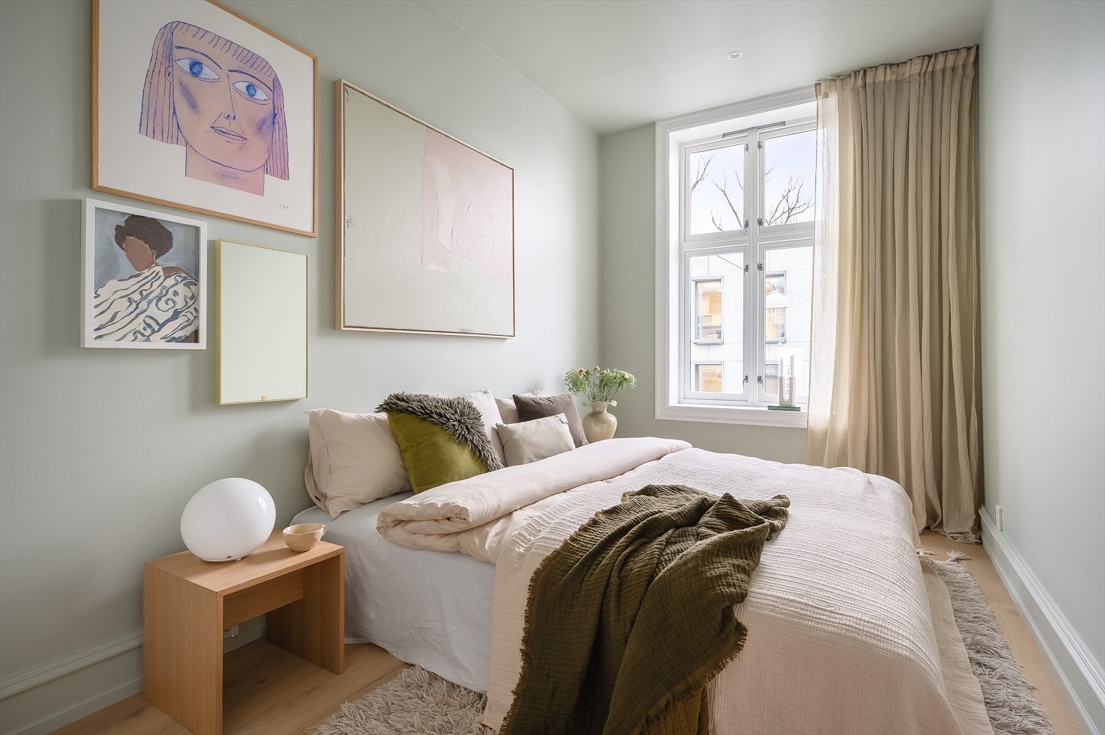 Hovedsoverommet er romslig, med god plass til dobbeltseng og nattbord. Galleribilde