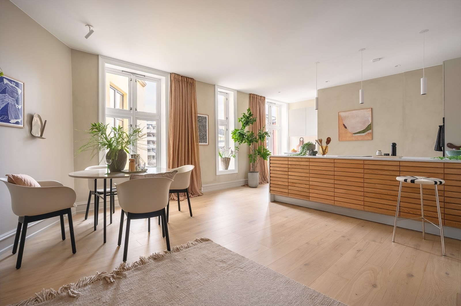 Kjøkkeninnredningen var også ny i 2025, og består av slette fronter og eik. Galleribilde